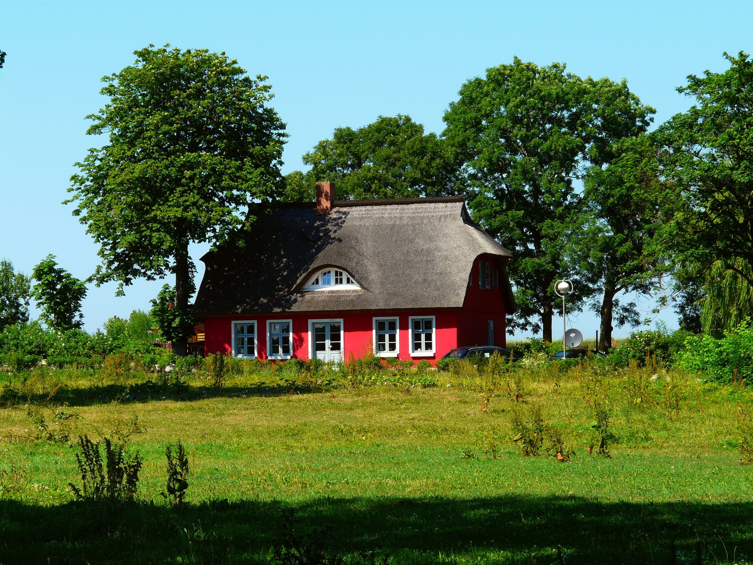 Red house with thatched roof in Putgarten, Germany HD Wallpaper