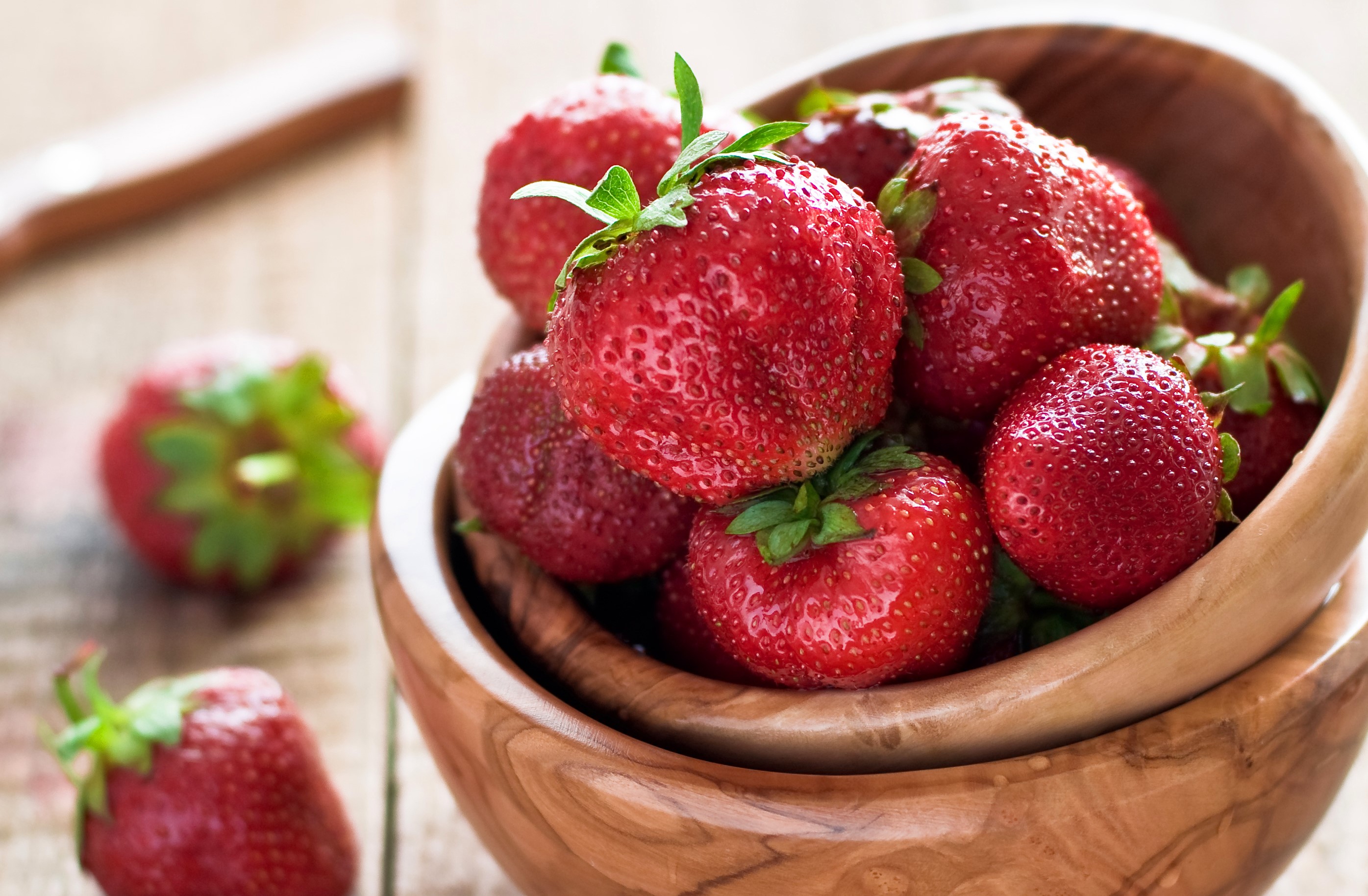 Strawberries in a wooden bowl HD Wallpaper