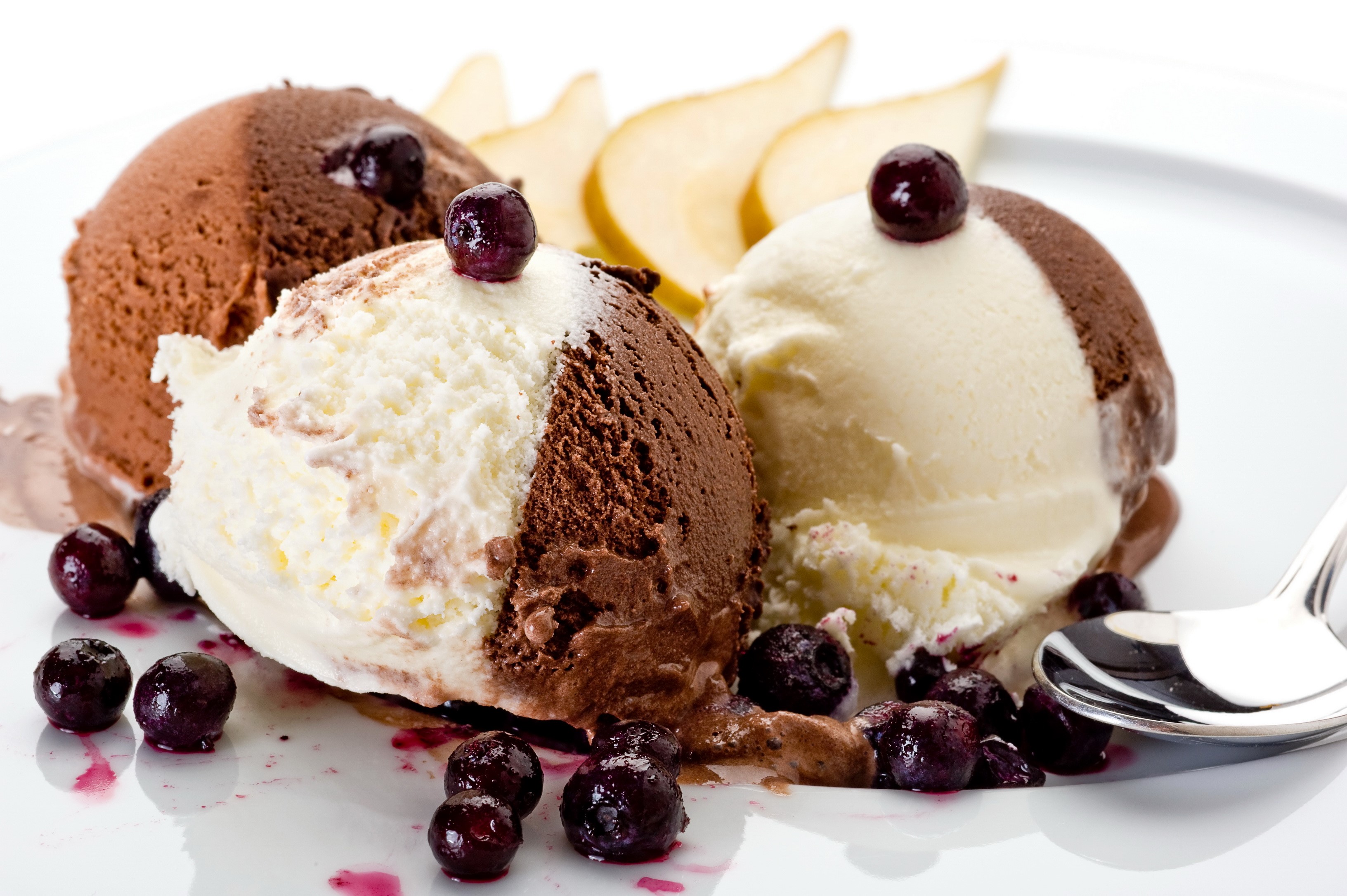 Chocolate and vanilla ice cream scoops with blueberries and pear slices HD Wallpaper