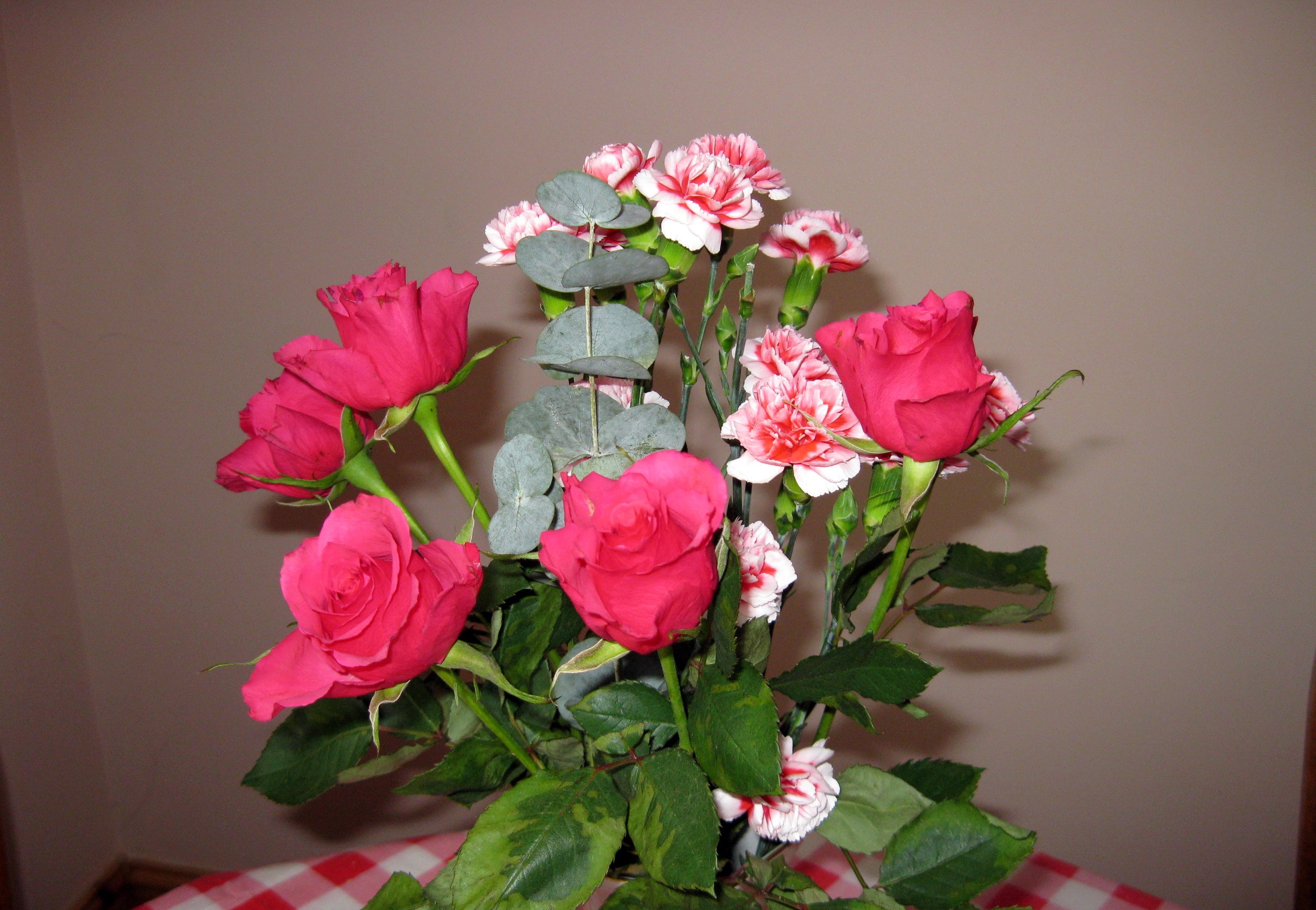 Bouquet of pink roses and carnations HD Wallpaper