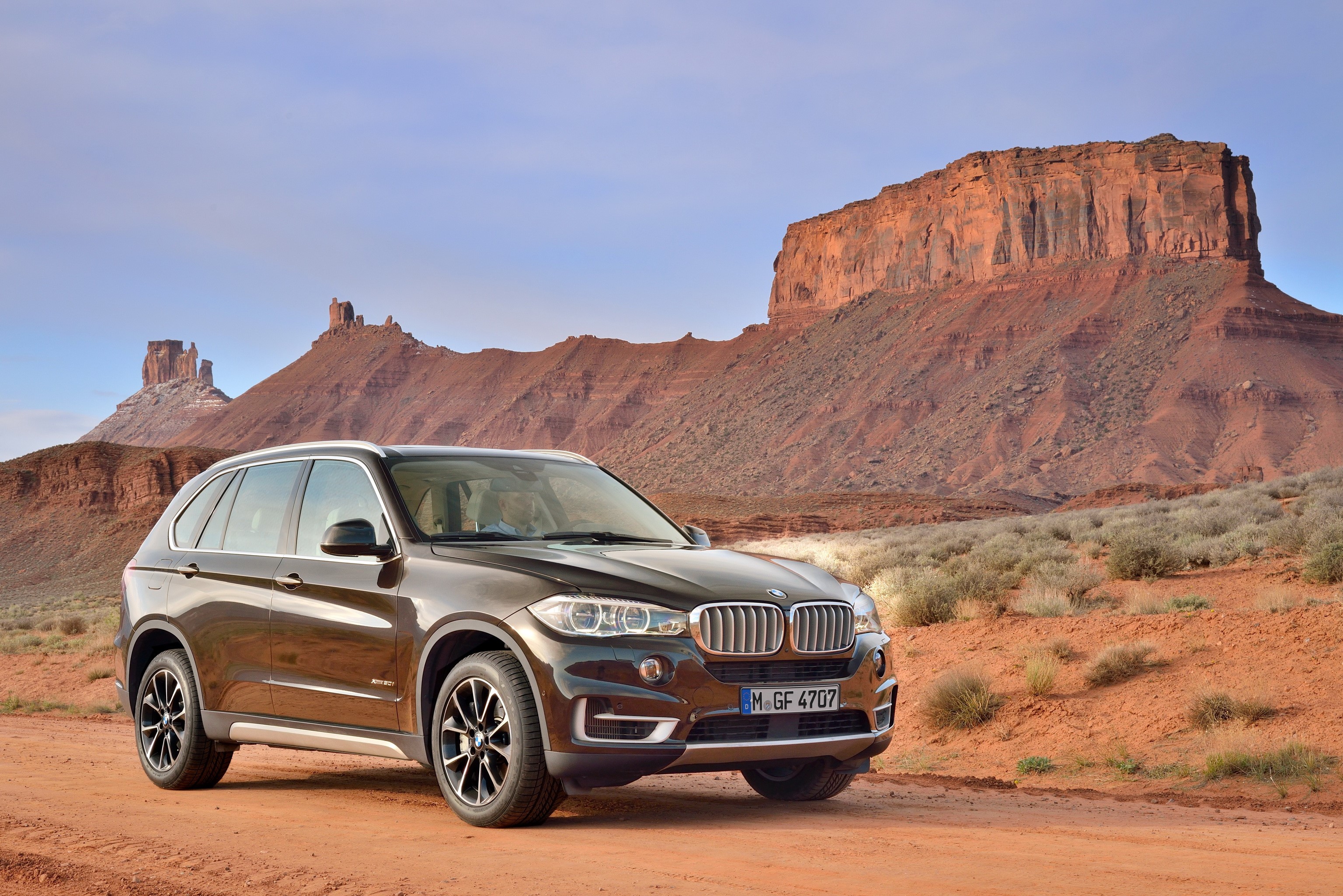 BMW X5 SUV in Monument Valley HD Wallpaper