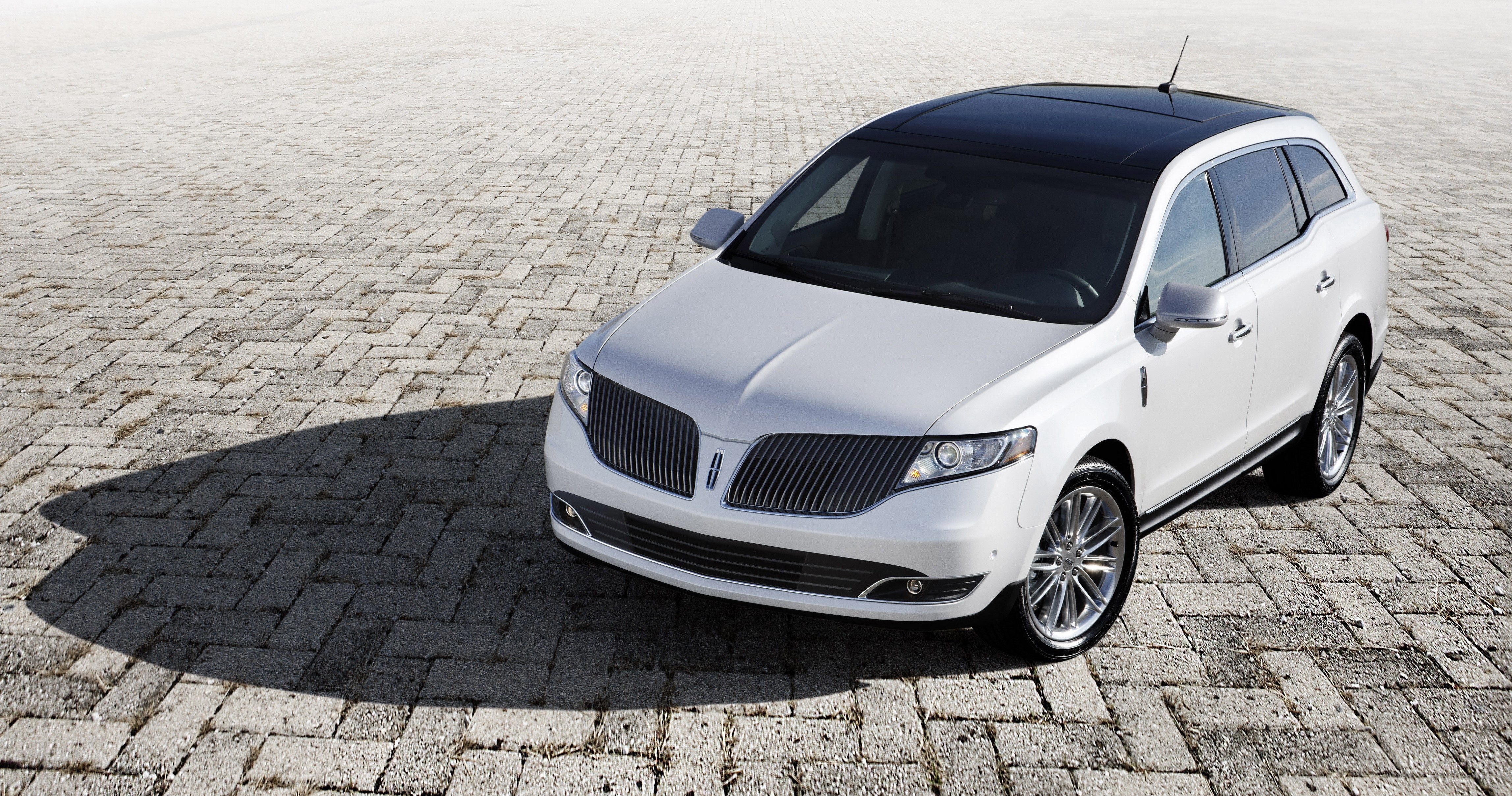 White 2013 Lincoln MKT HD Wallpaper