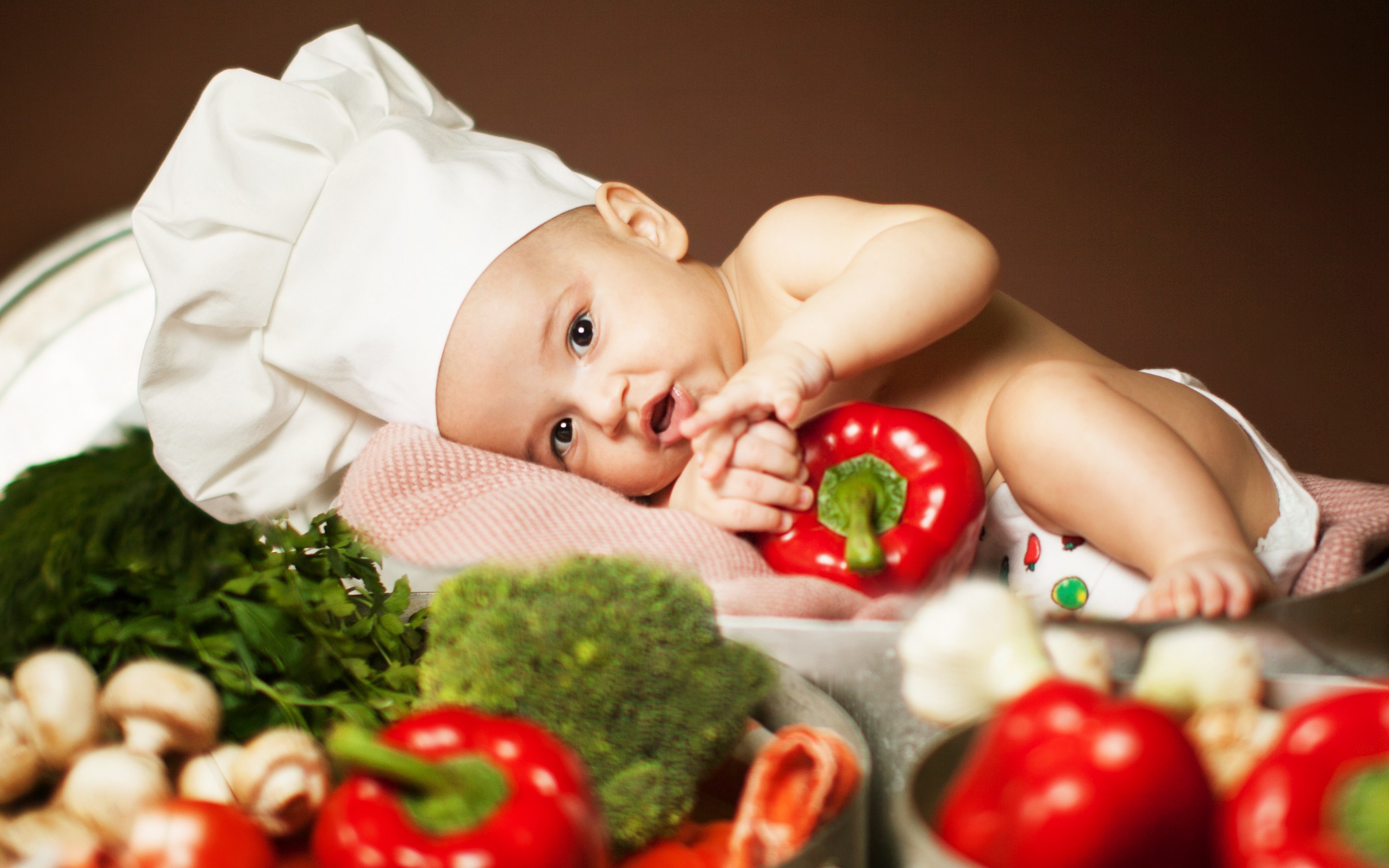 Baby Chef with Red Bell Pepper and Vegetables HD Wallpaper