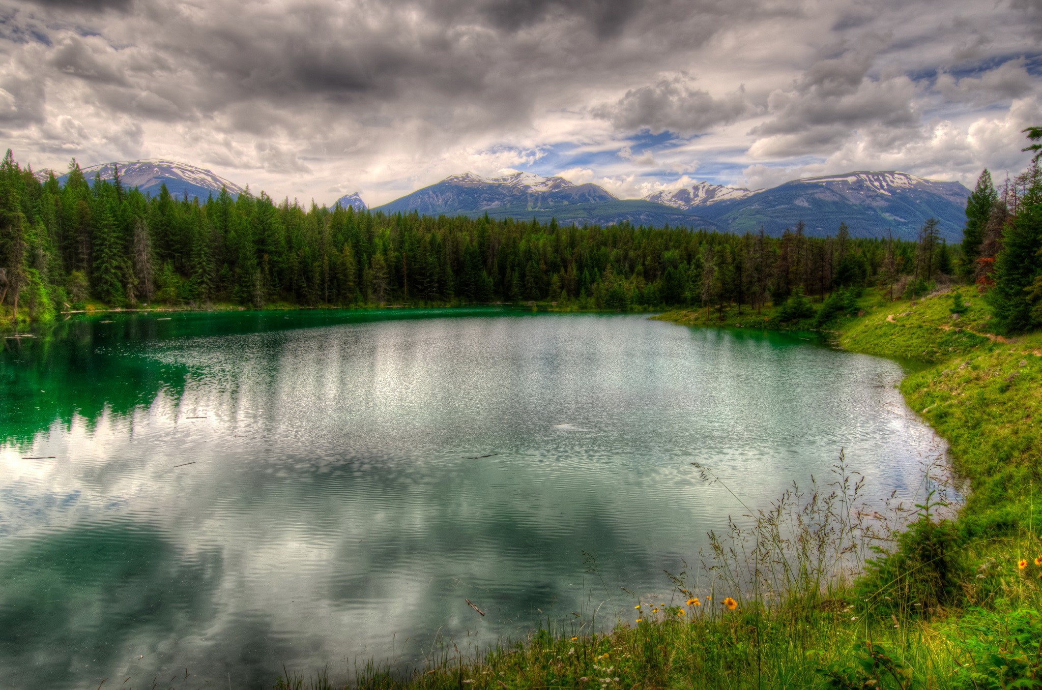 Lake and Mountains in Jasper National Park, Canada HD Wallpaper