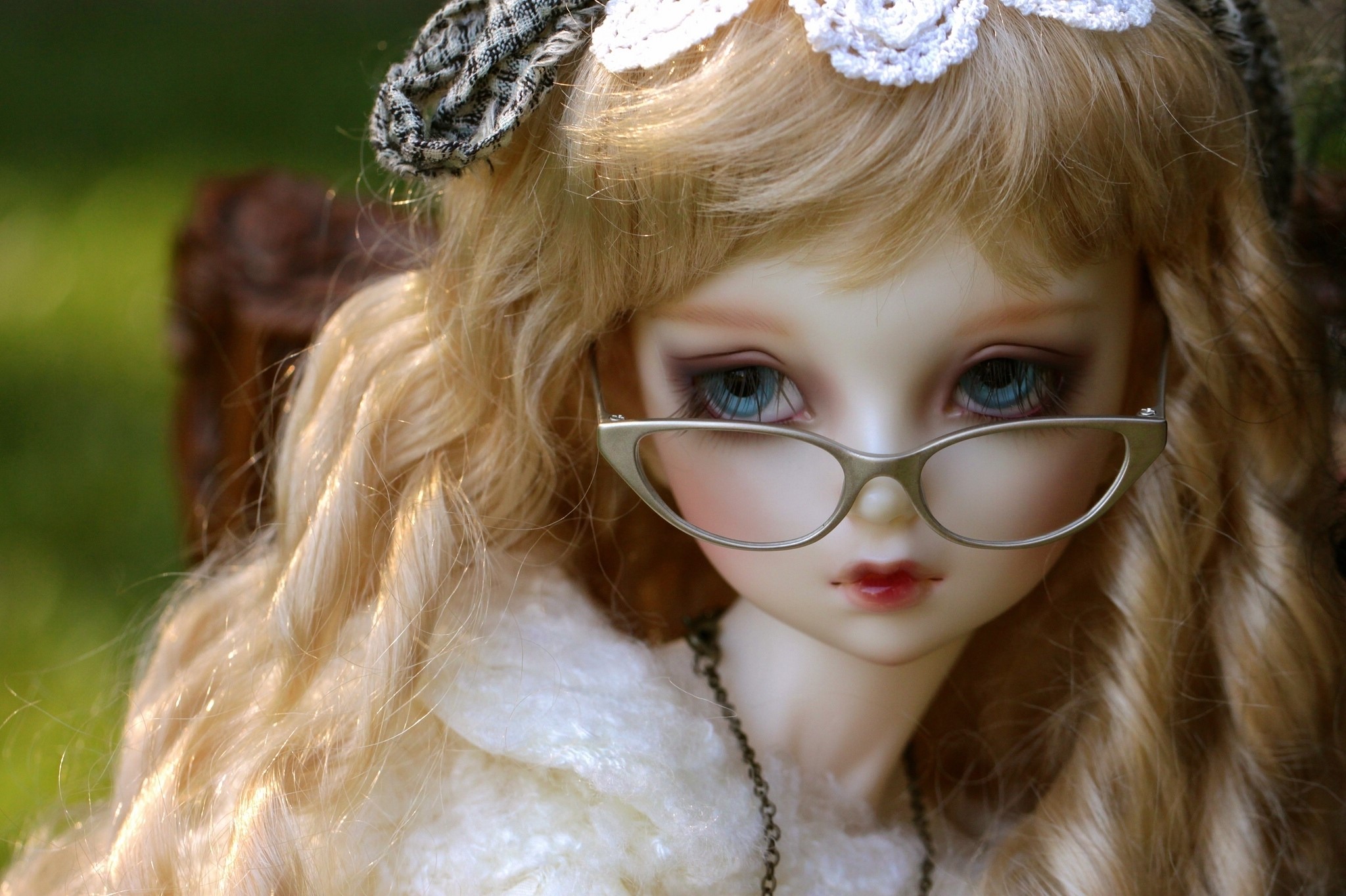 Doll with blonde hair wearing glasses HD Wallpaper