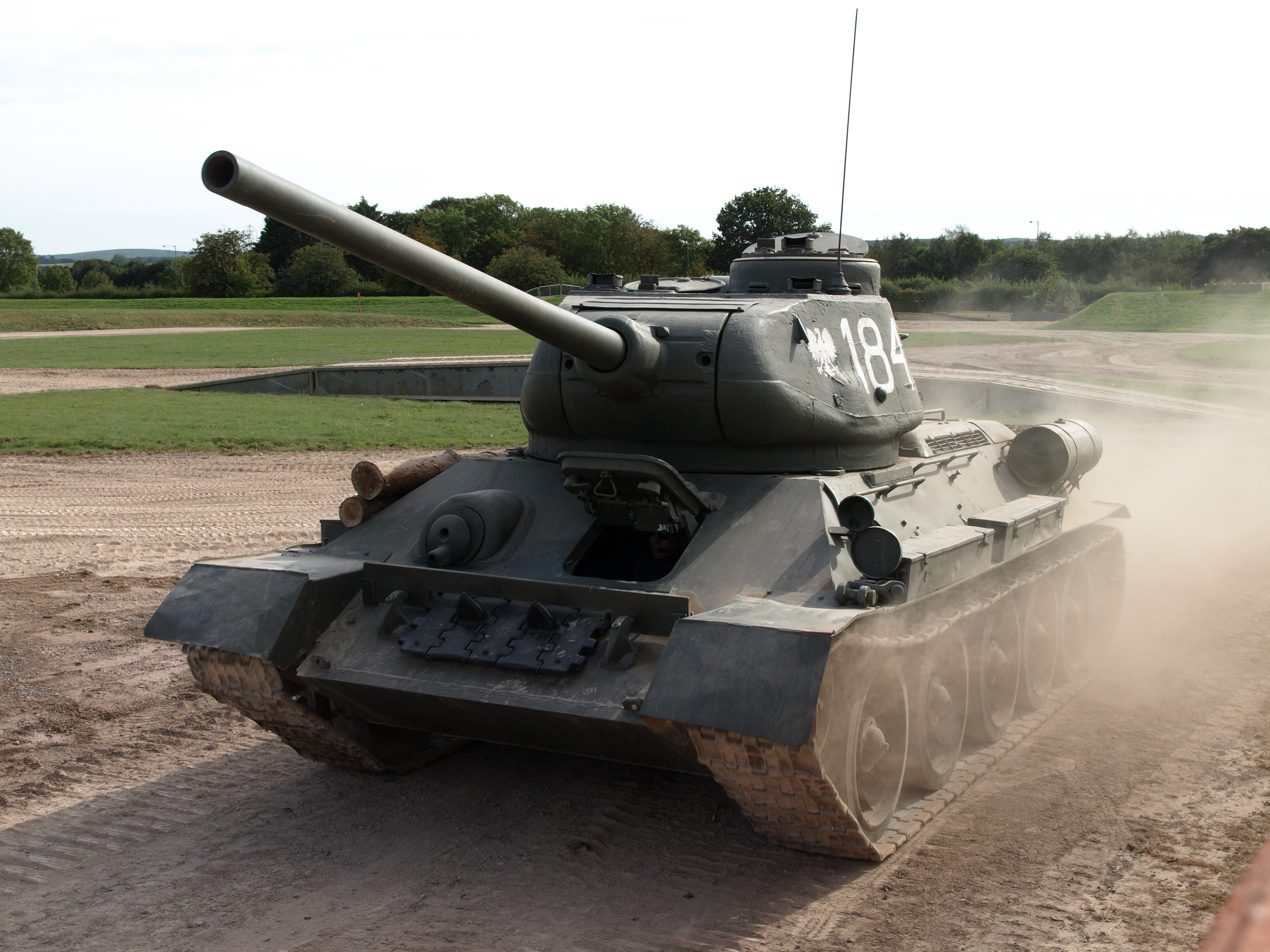 T-34/85 tank in dust cloud HD Wallpaper