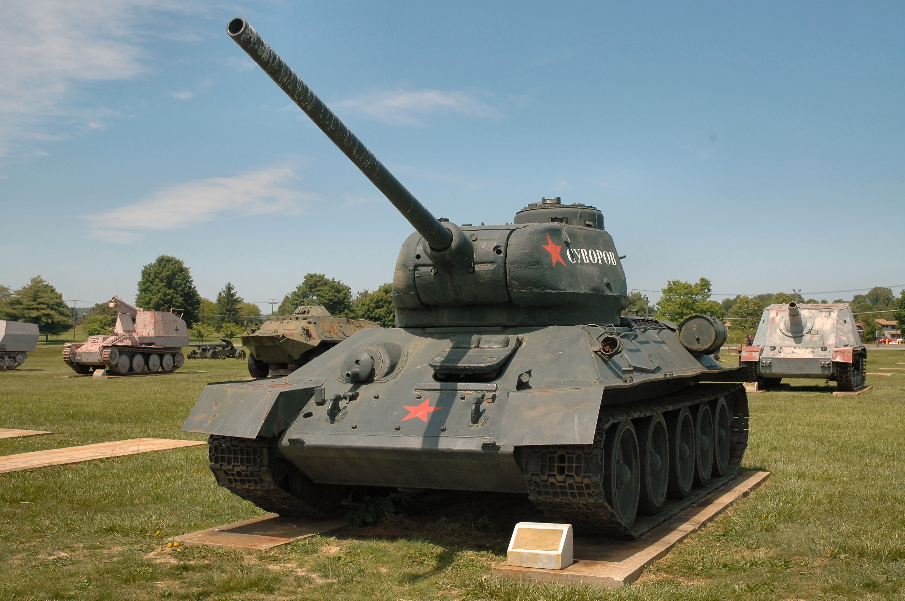 Soviet T-34/85 tank with red star insignia HD Wallpaper