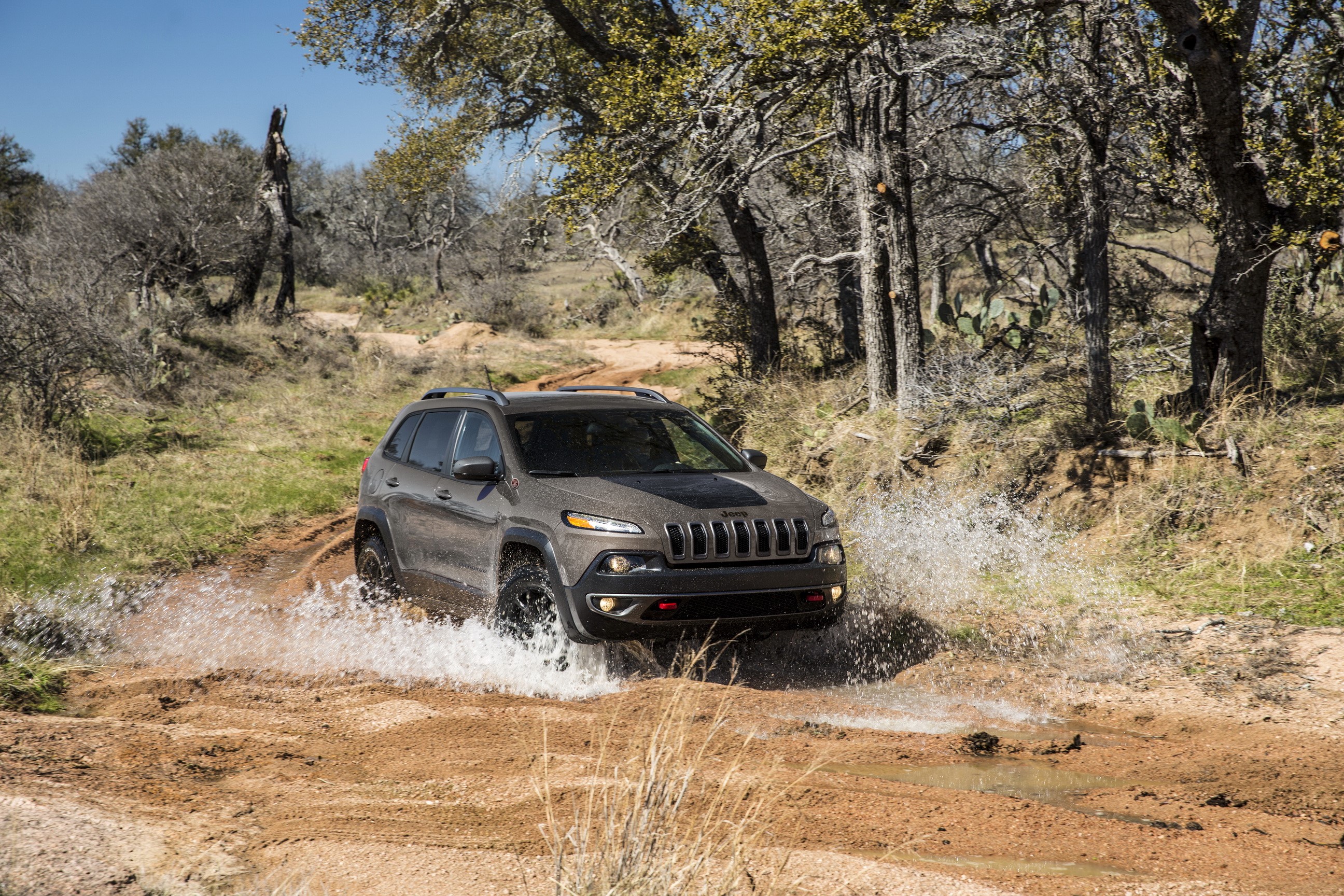 2014 Jeep Cherokee Trailhawk driving through water HD Wallpaper
