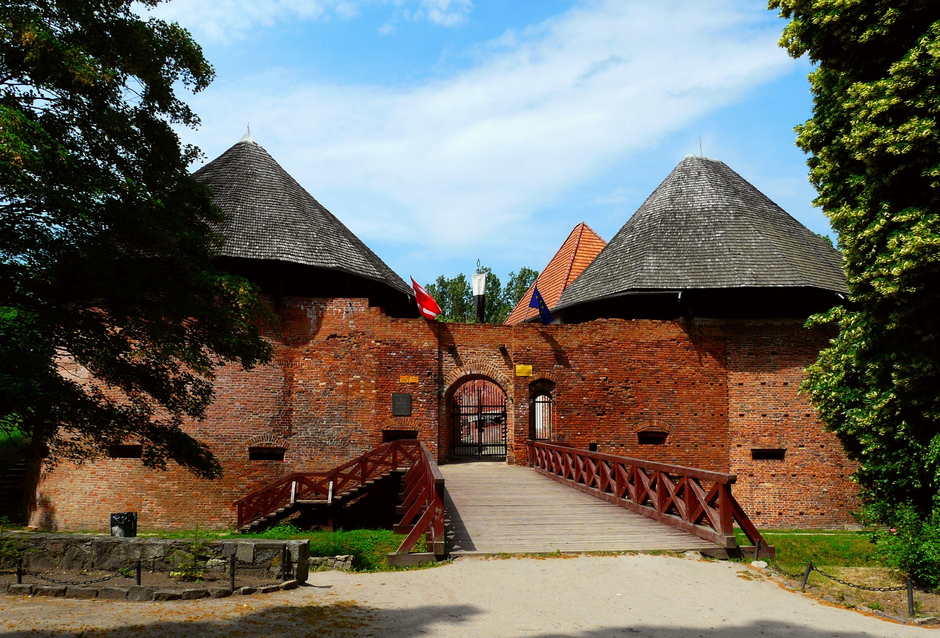 Castle in Poland with wooden bridge HD Wallpaper