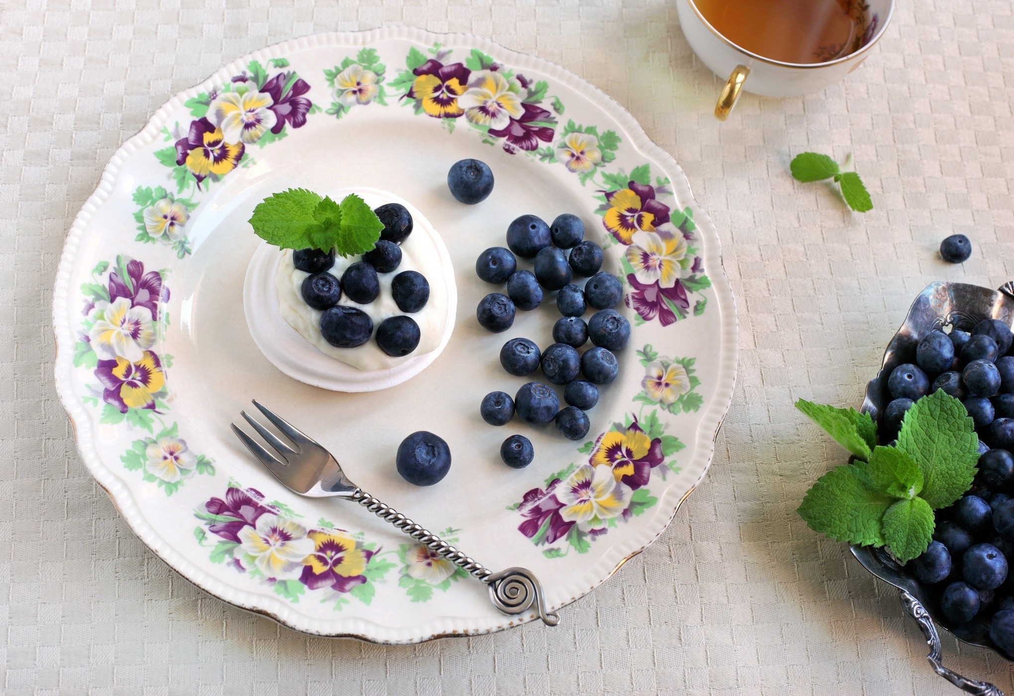 Dessert with blueberries and tea on a floral plate HD Wallpaper
