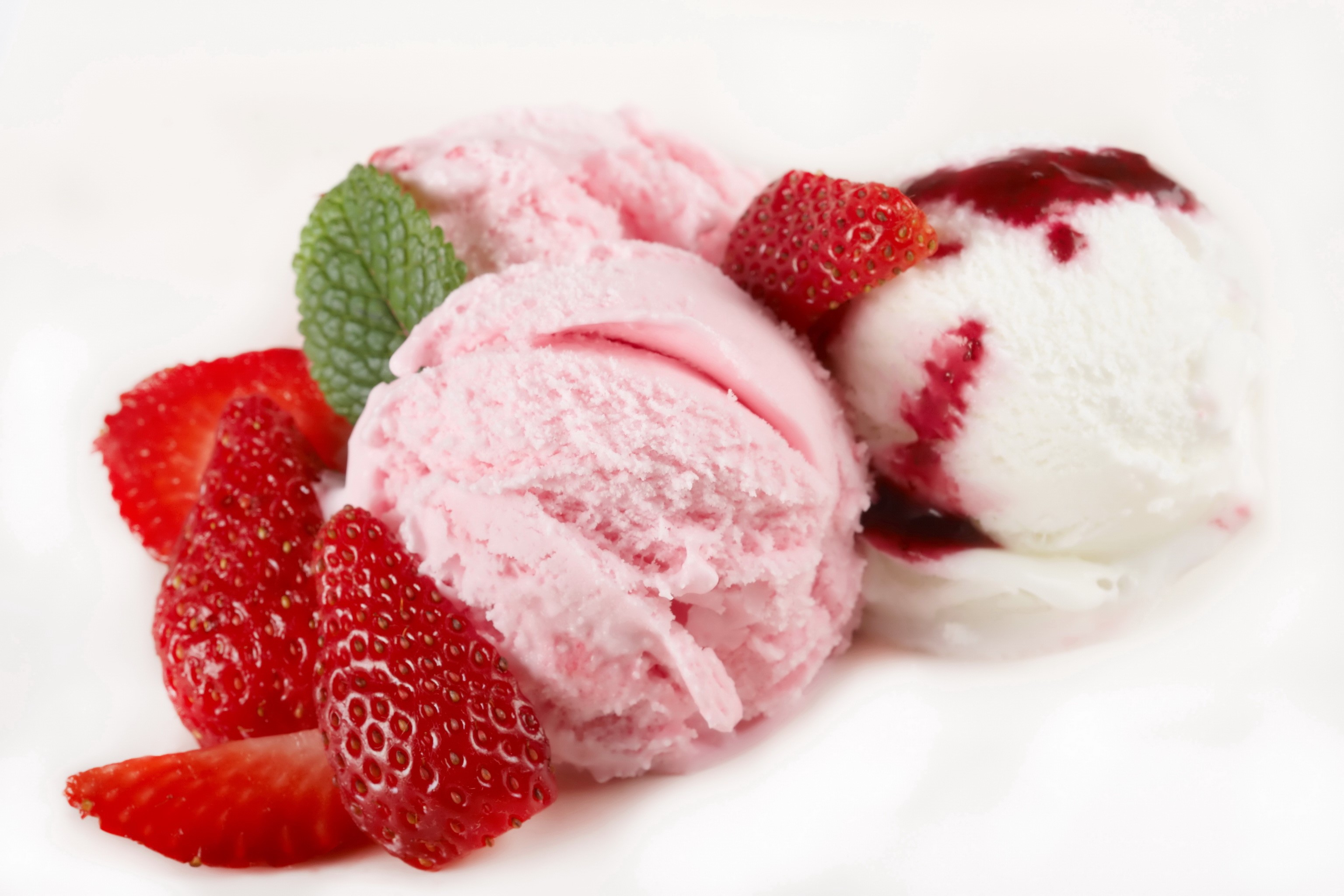Strawberry and vanilla ice cream with strawberries and mint HD Wallpaper