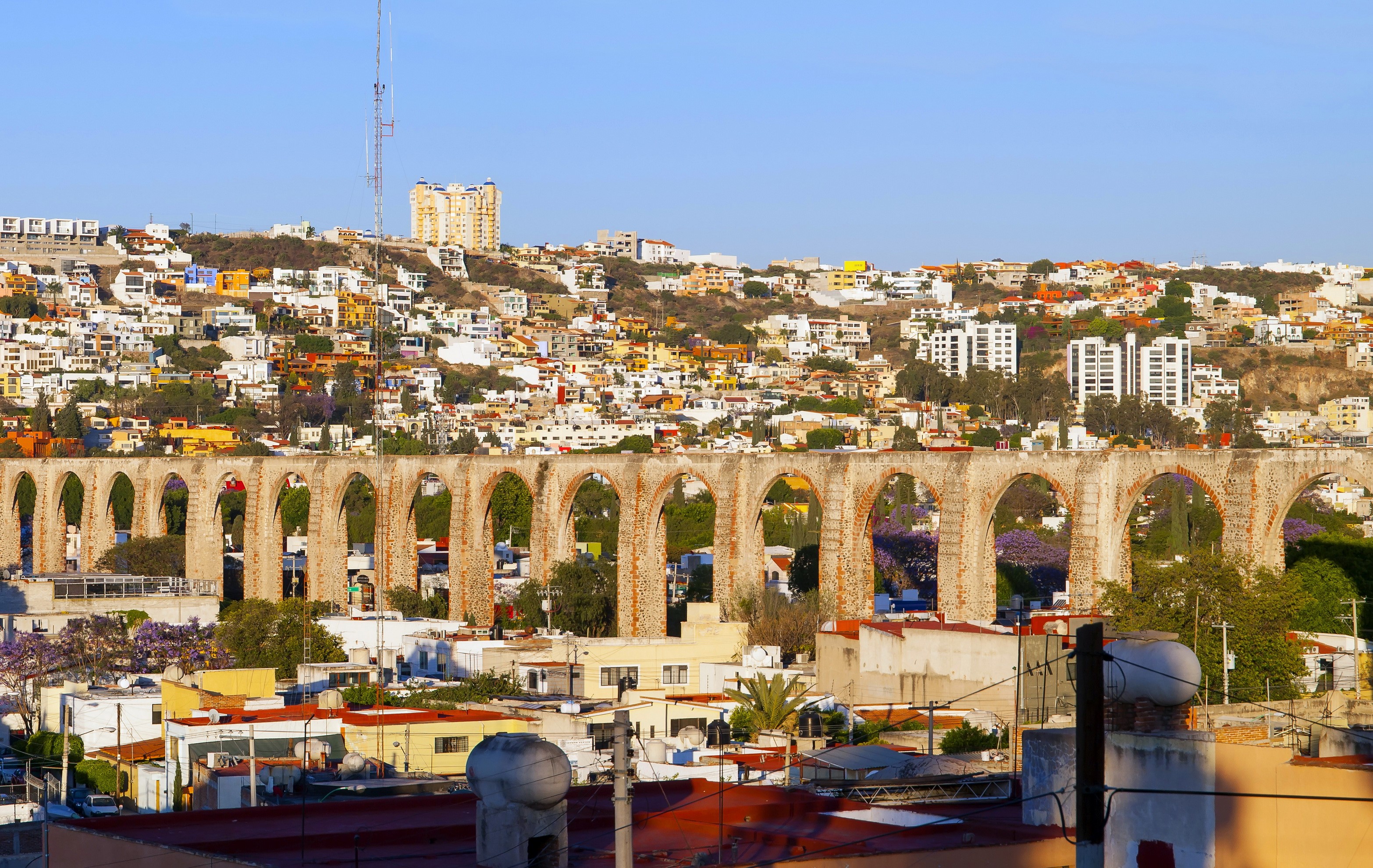 Aqueduct and city on a hill in Mexico HD Wallpaper