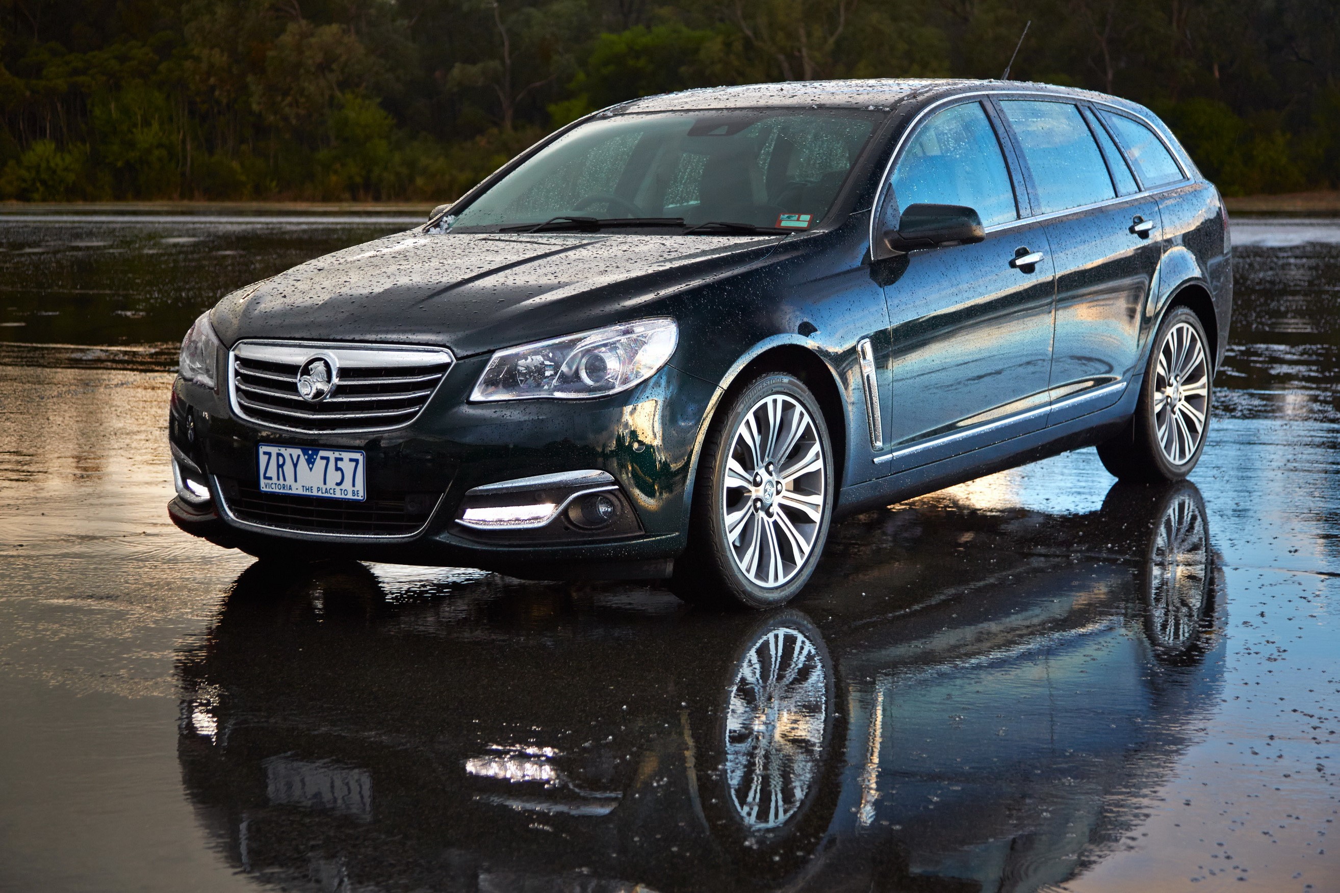 2013 Holden VF Calais V Sportwagon on wet surface HD Wallpaper