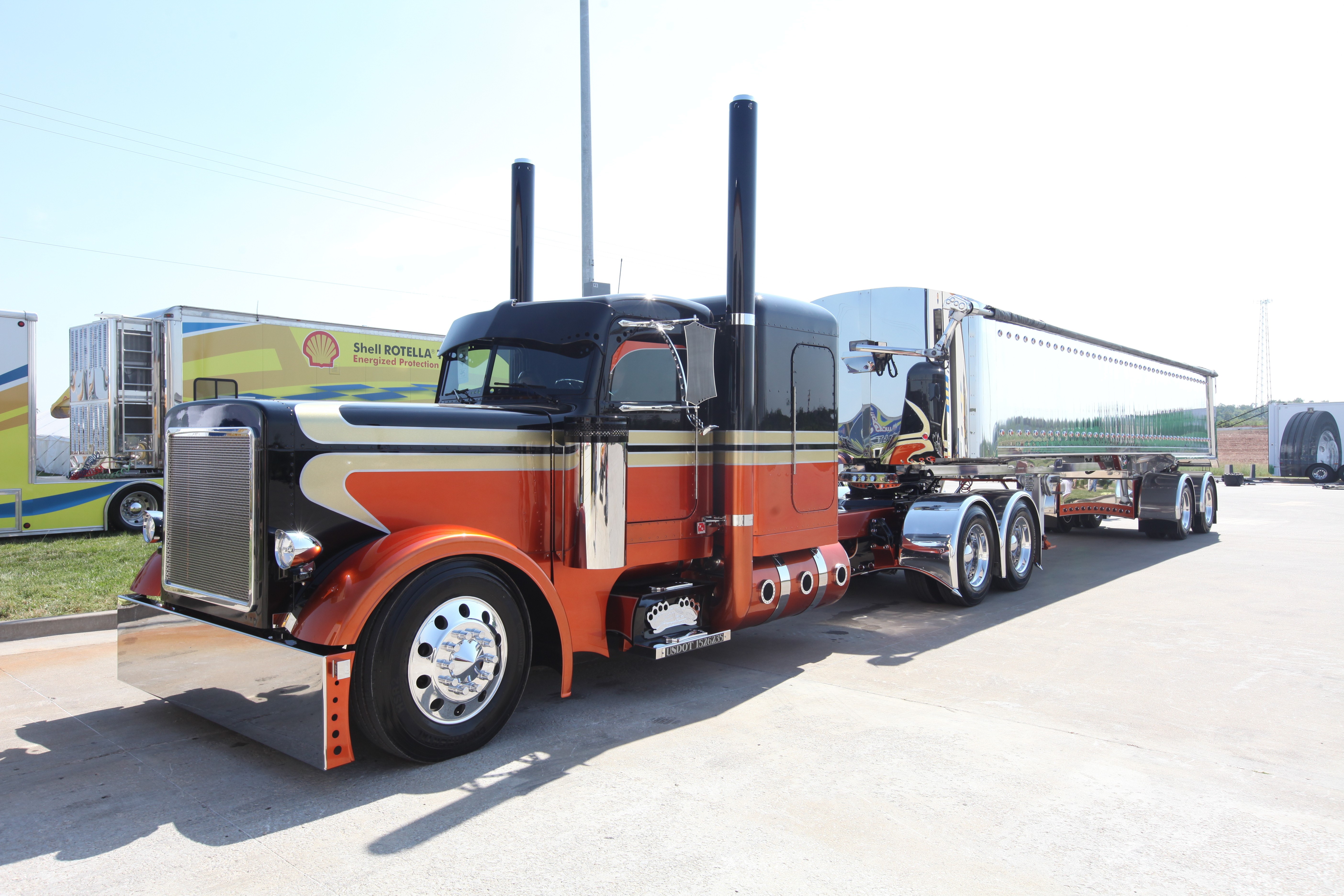 Peterbilt truck with chrome trailer HD Wallpaper