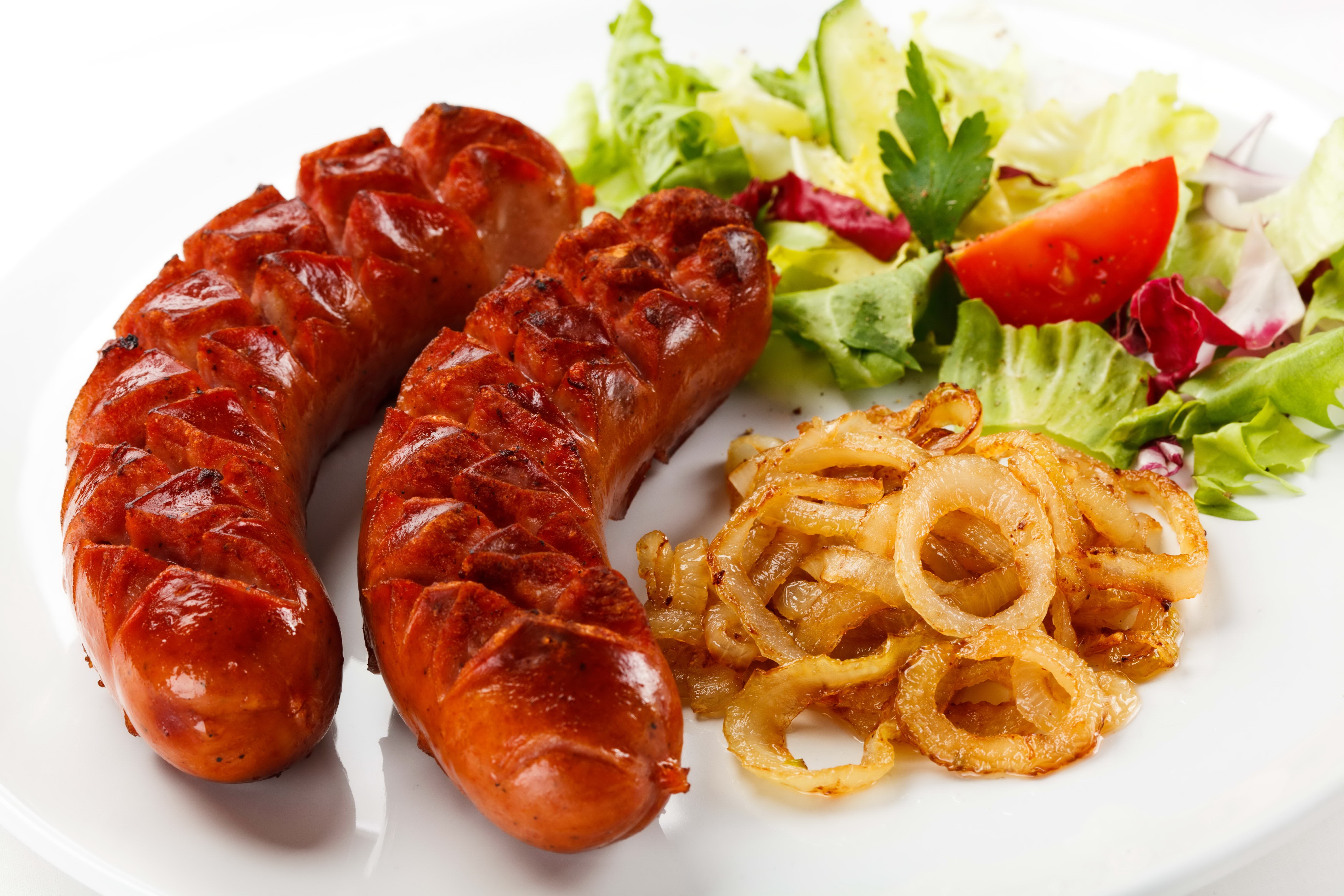 Grilled sausages with salad and fried onions HD Wallpaper