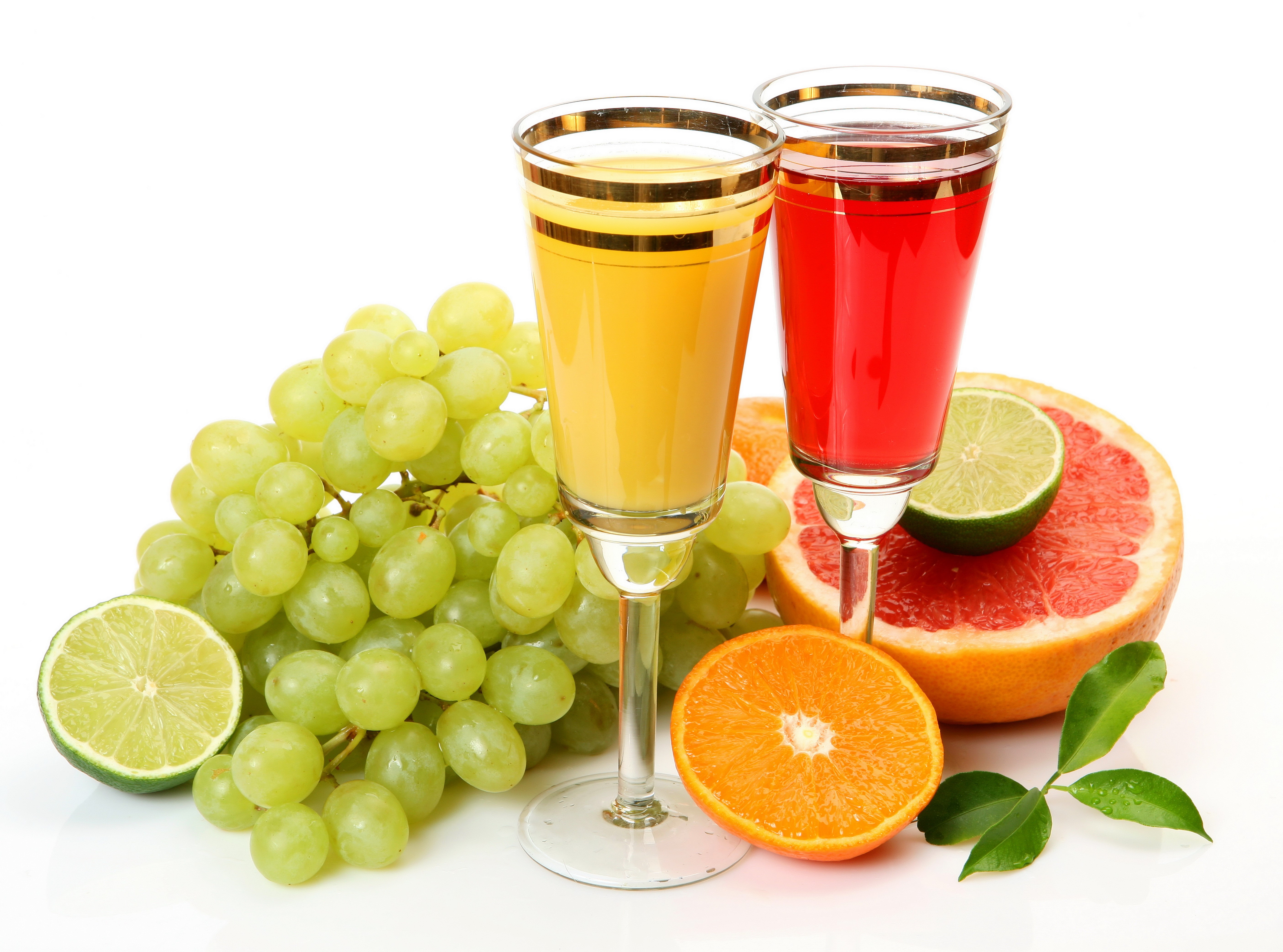 Two glasses of juice with grapes, citrus fruits, and grapefruit HD Wallpaper