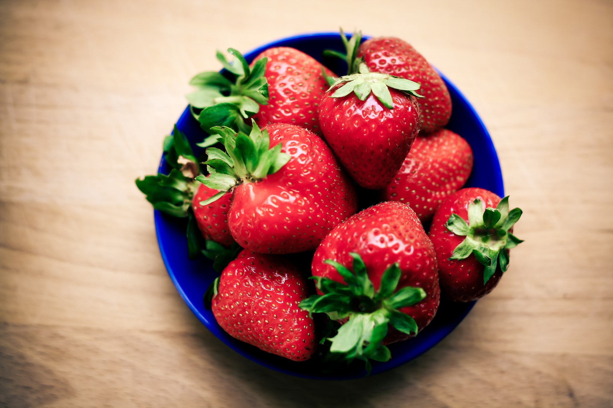 Bowl of fresh strawberries HD Wallpaper