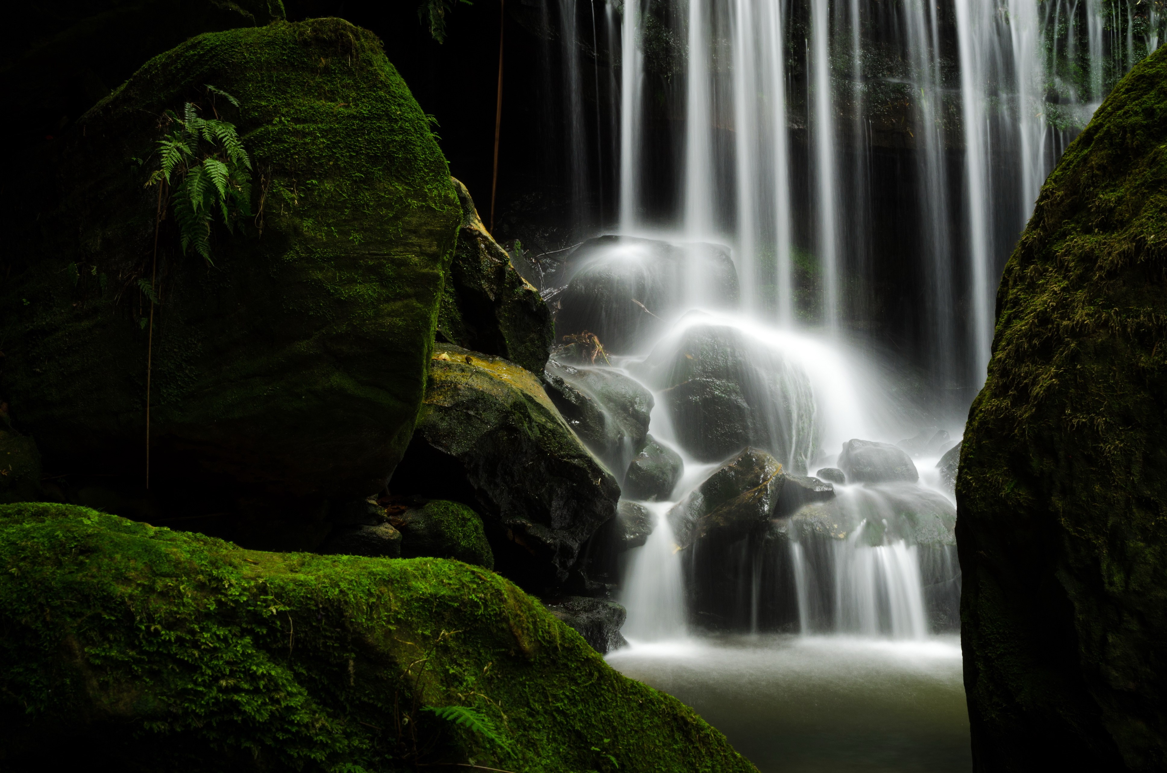 4K Waterfall Over Mossy Rocks HD Wallpaper