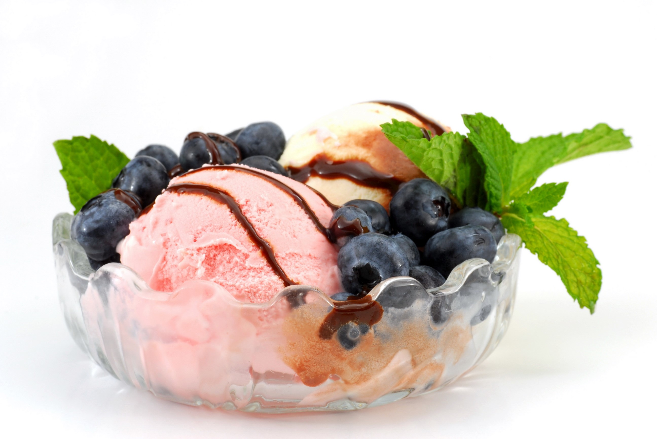 Ice cream sundae with blueberries and mint HD Wallpaper