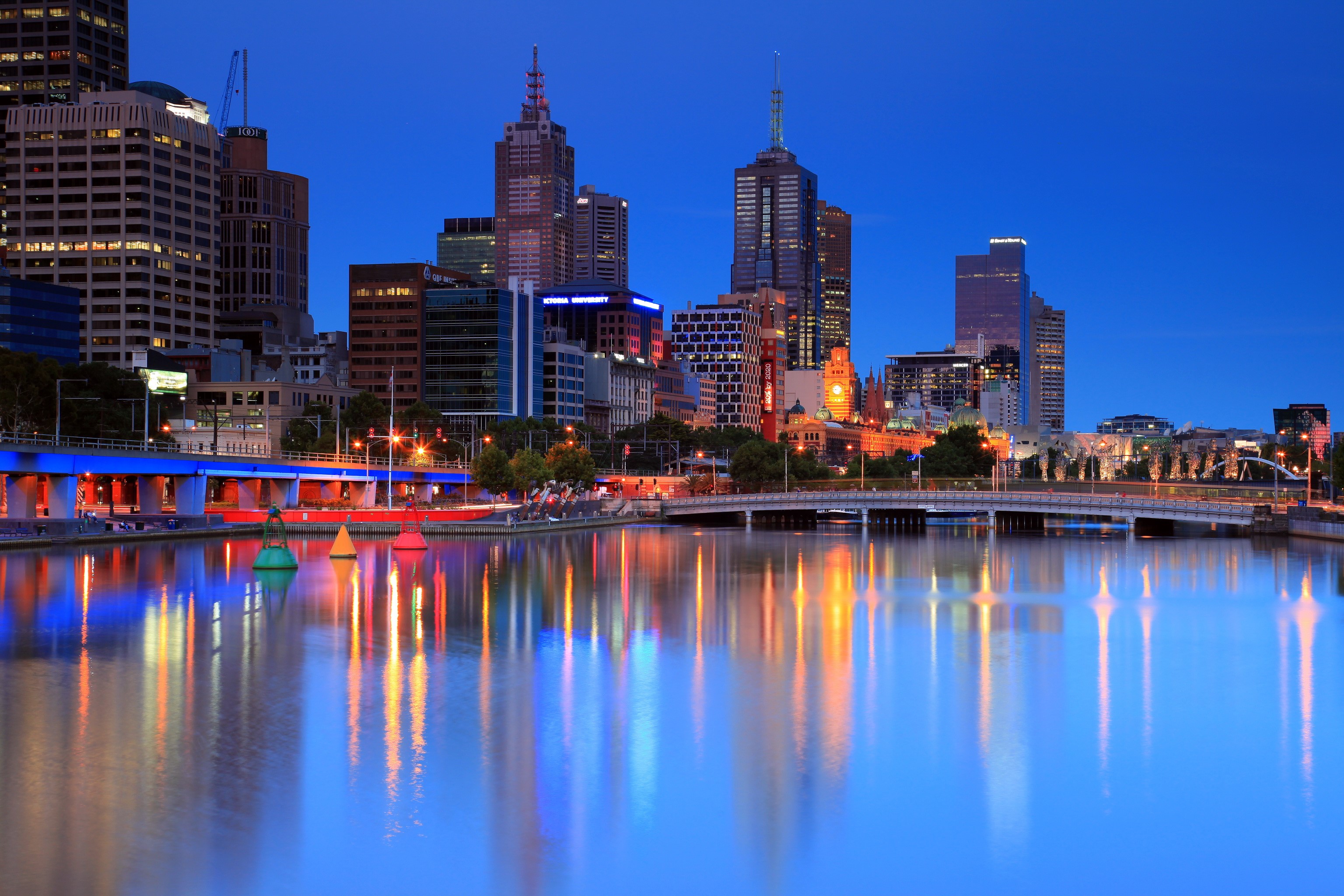Melbourne skyline at dusk with Yarra River reflections HD Wallpaper