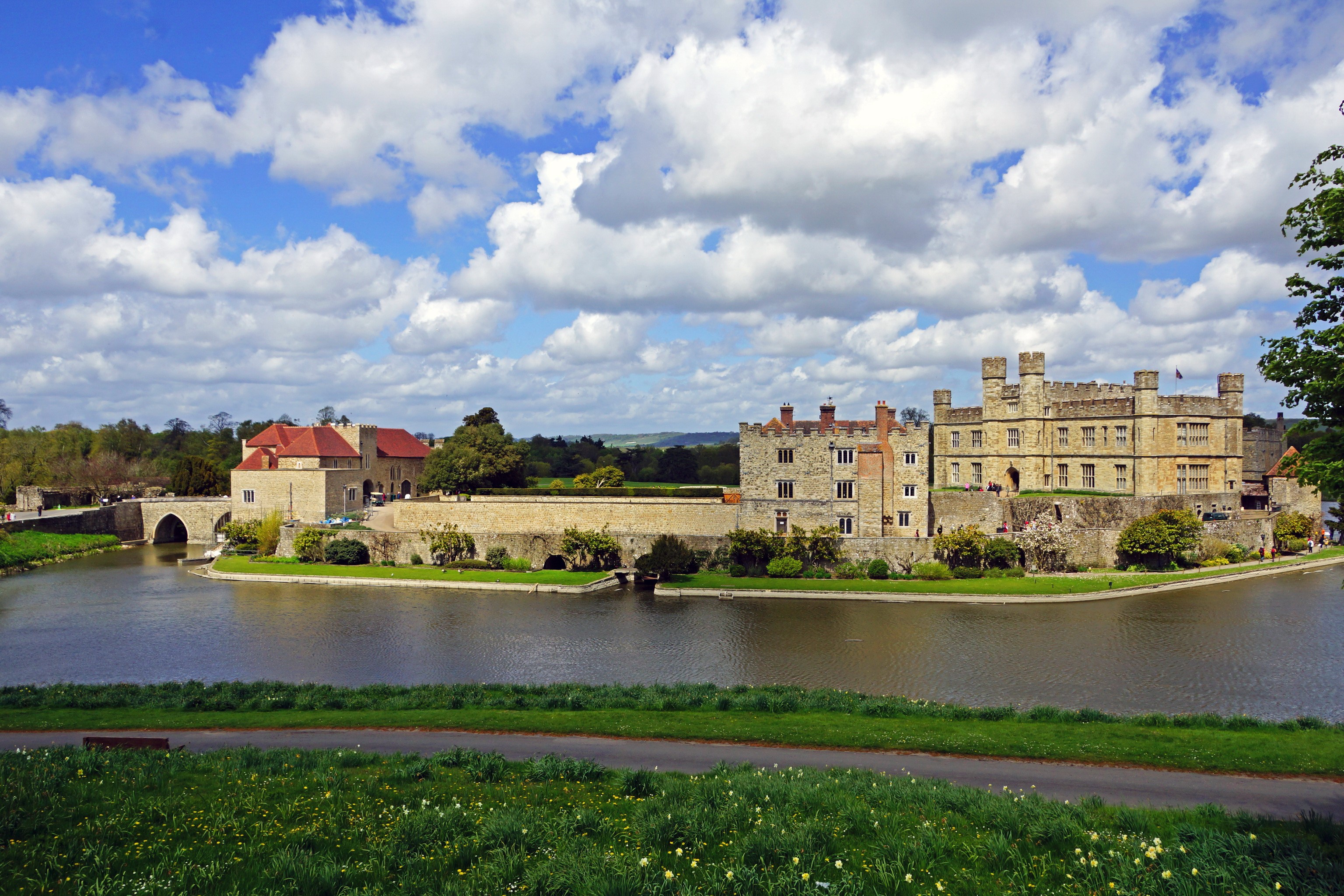 Leeds Castle and River in England HD Wallpaper