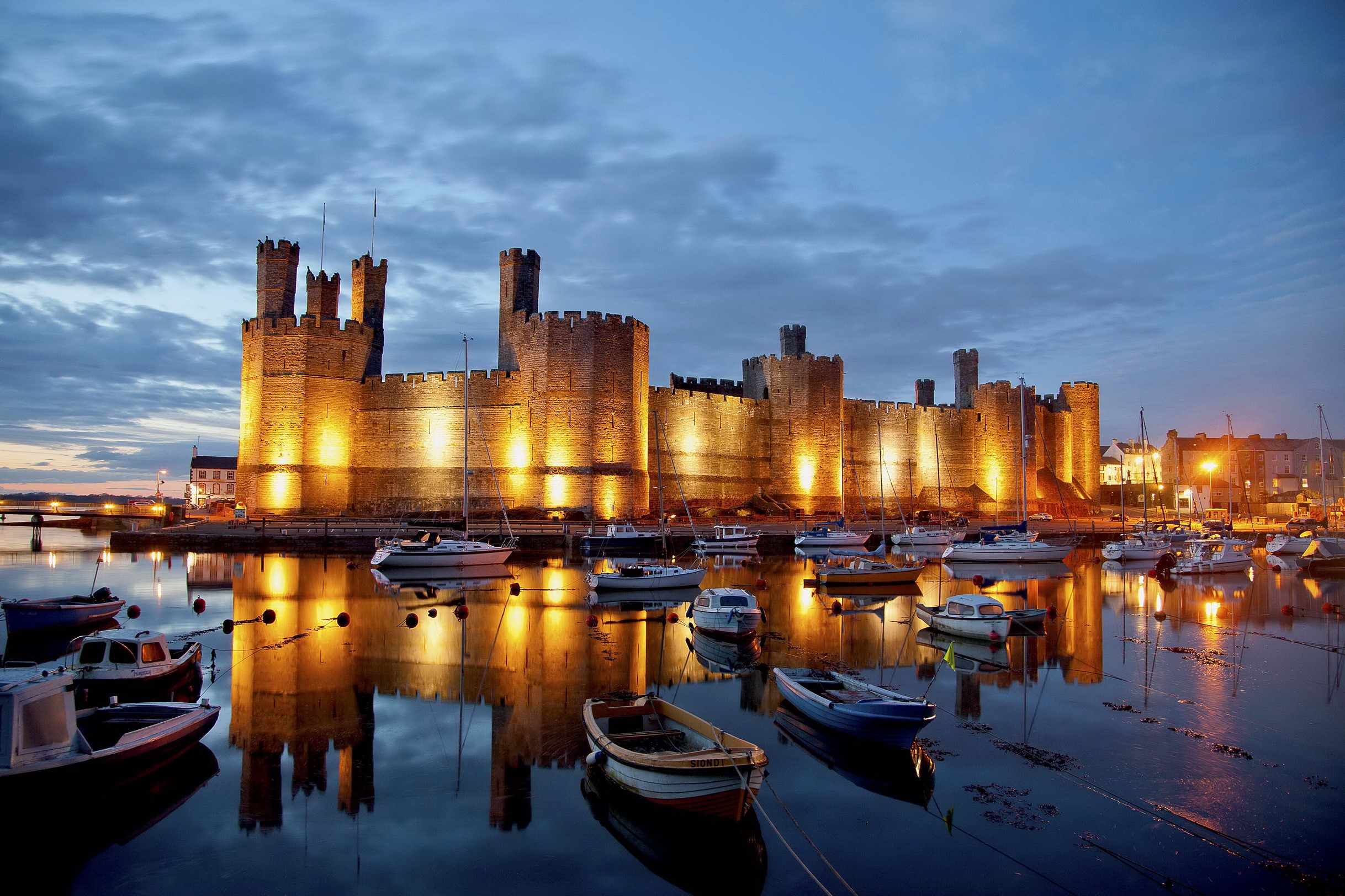 Caernarfon Castle and boats at dusk HD Wallpaper