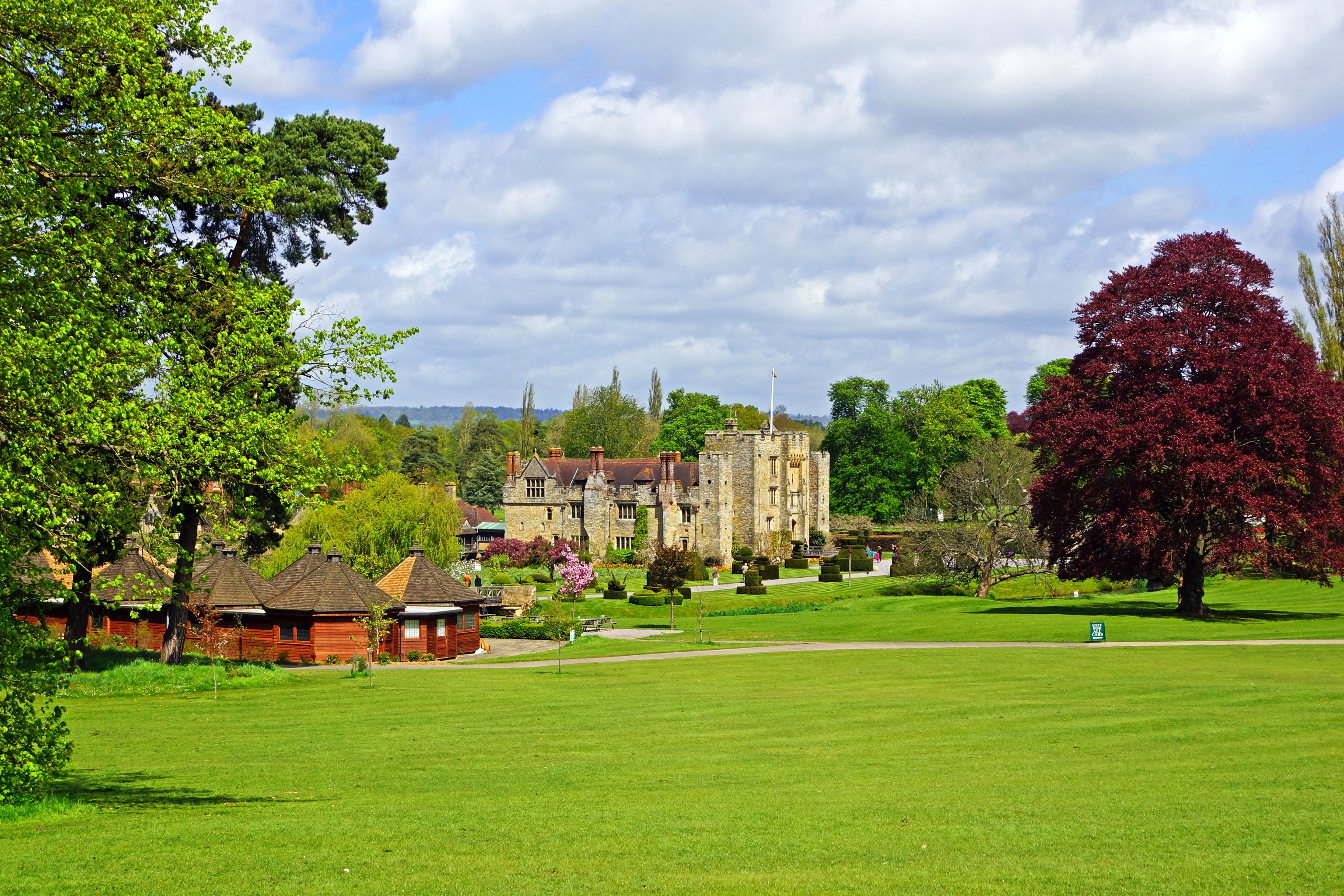 Hever Castle and grounds in England HD Wallpaper