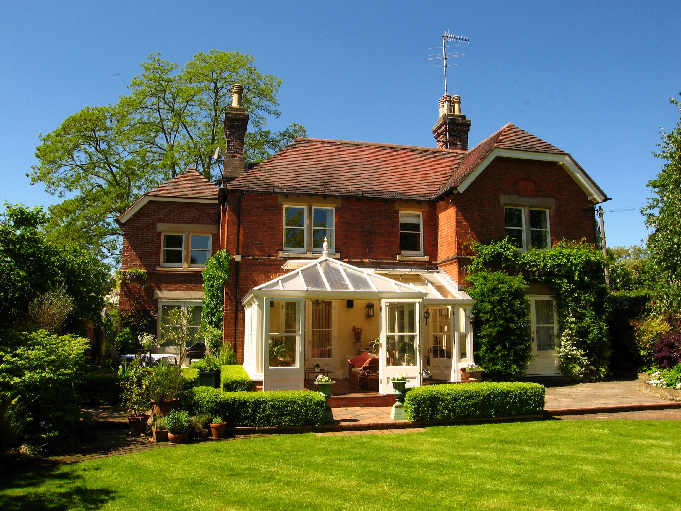 Brick house with conservatory and garden in Richmond, England HD Wallpaper