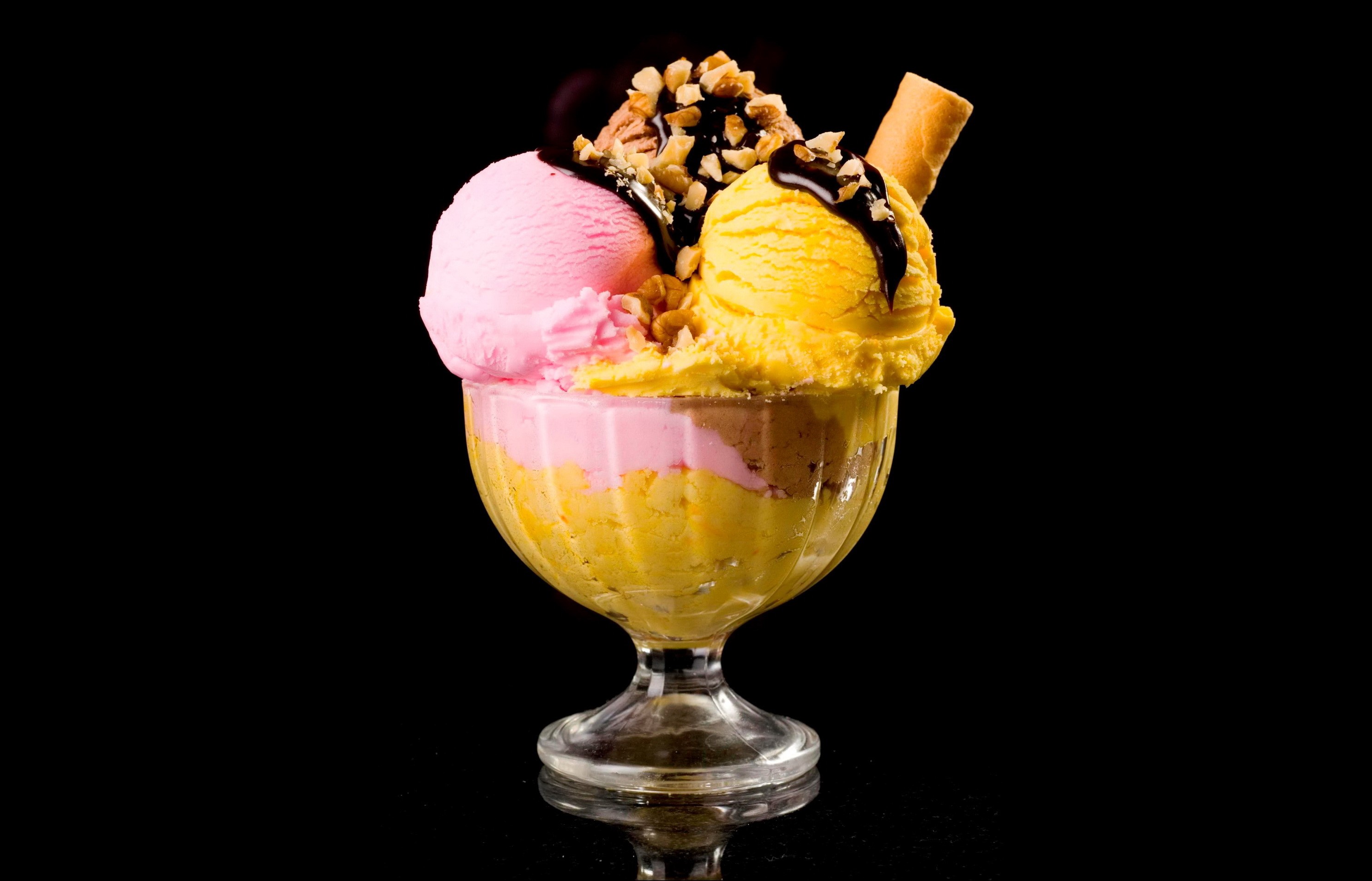 Ice cream sundae with chocolate syrup and nuts HD Wallpaper