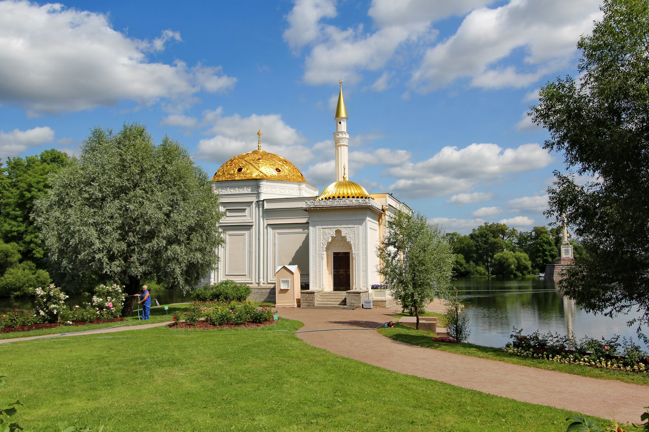 Mosque with golden domes in a park near a lake in Russia HD Wallpaper