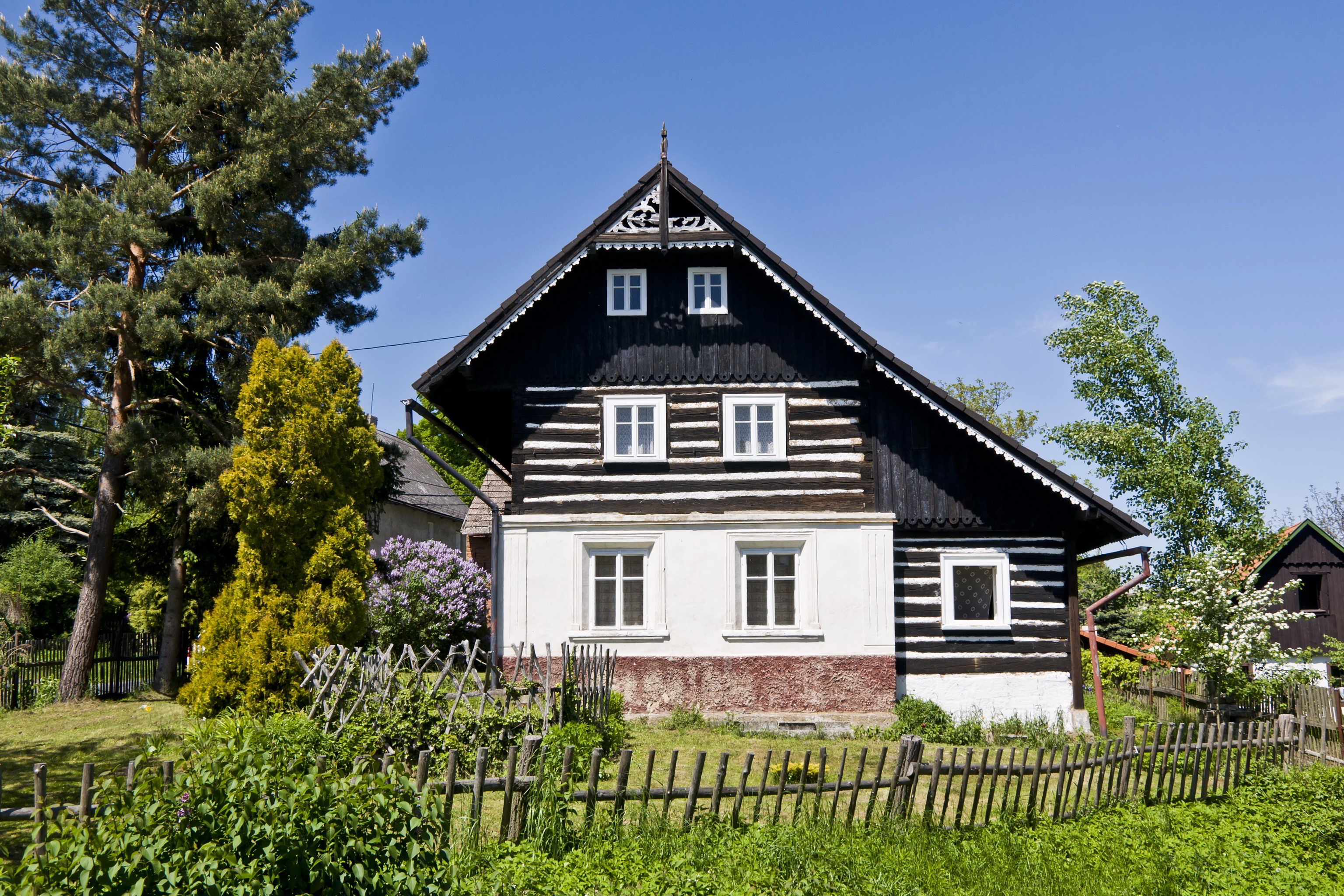 Traditional wooden house in Dobren, Czech Republic HD Wallpaper