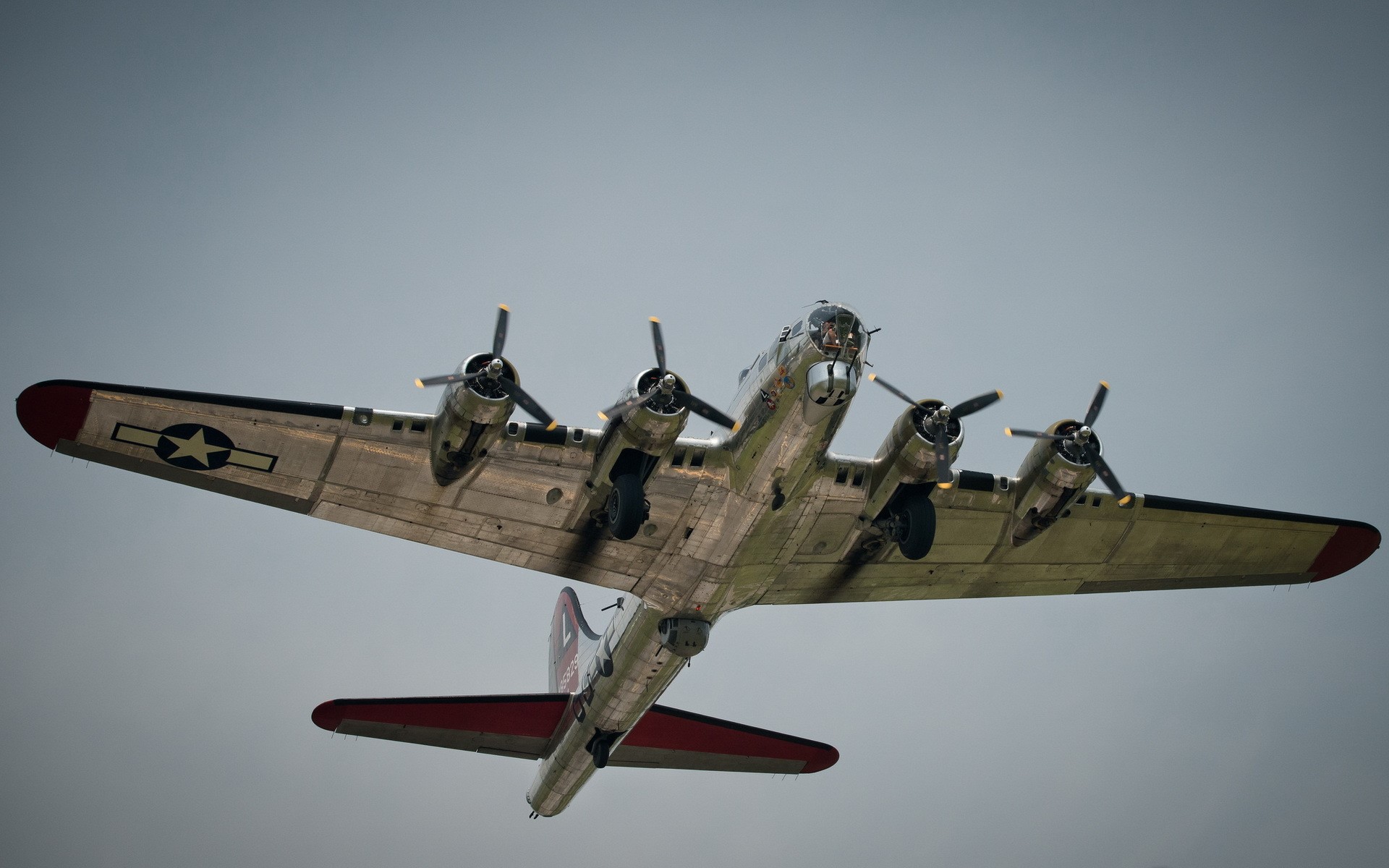 Boeing B-17 Flying Fortress bomber aircraft HD Wallpaper