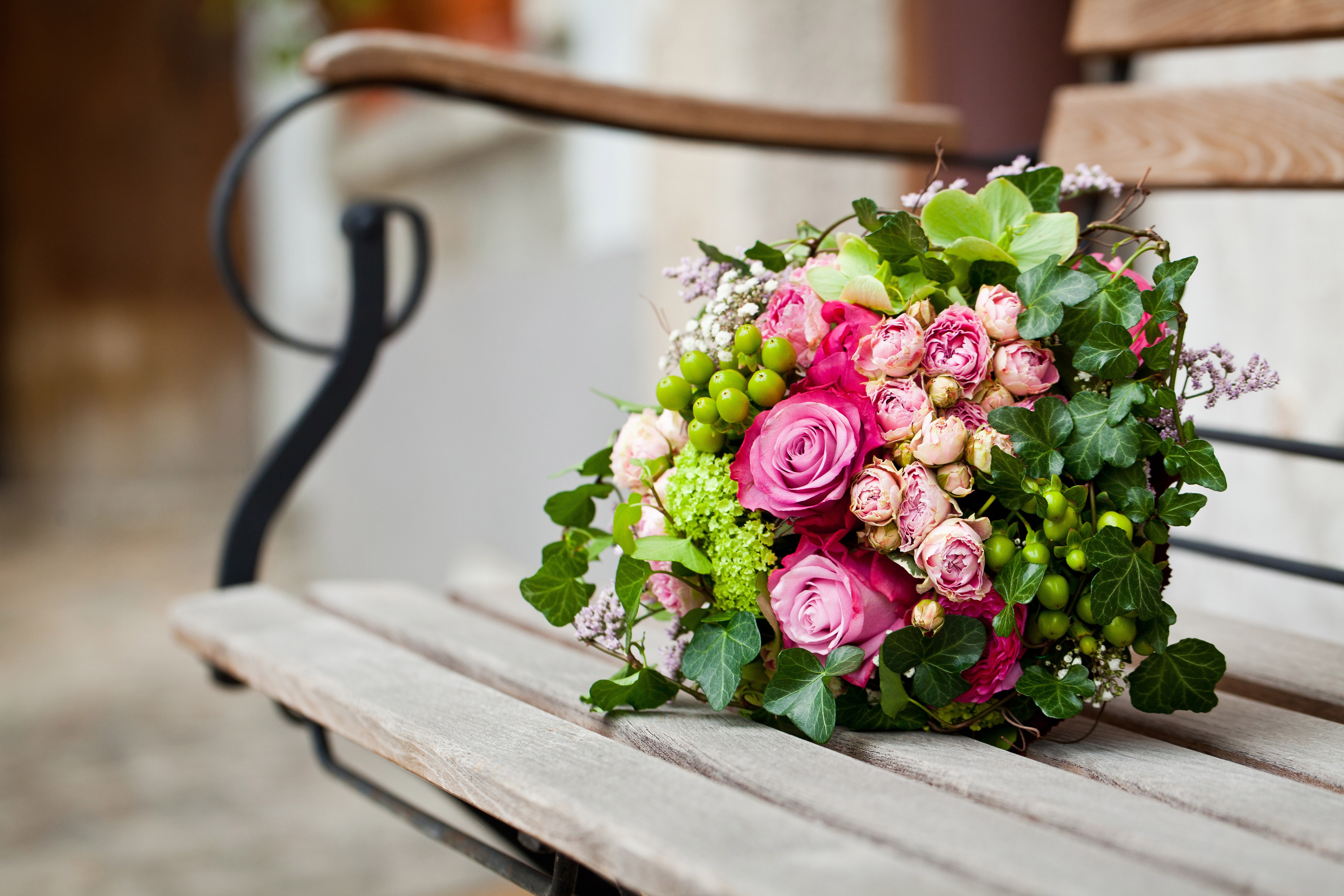 Bouquet of Roses on a Wooden Bench HD Wallpaper
