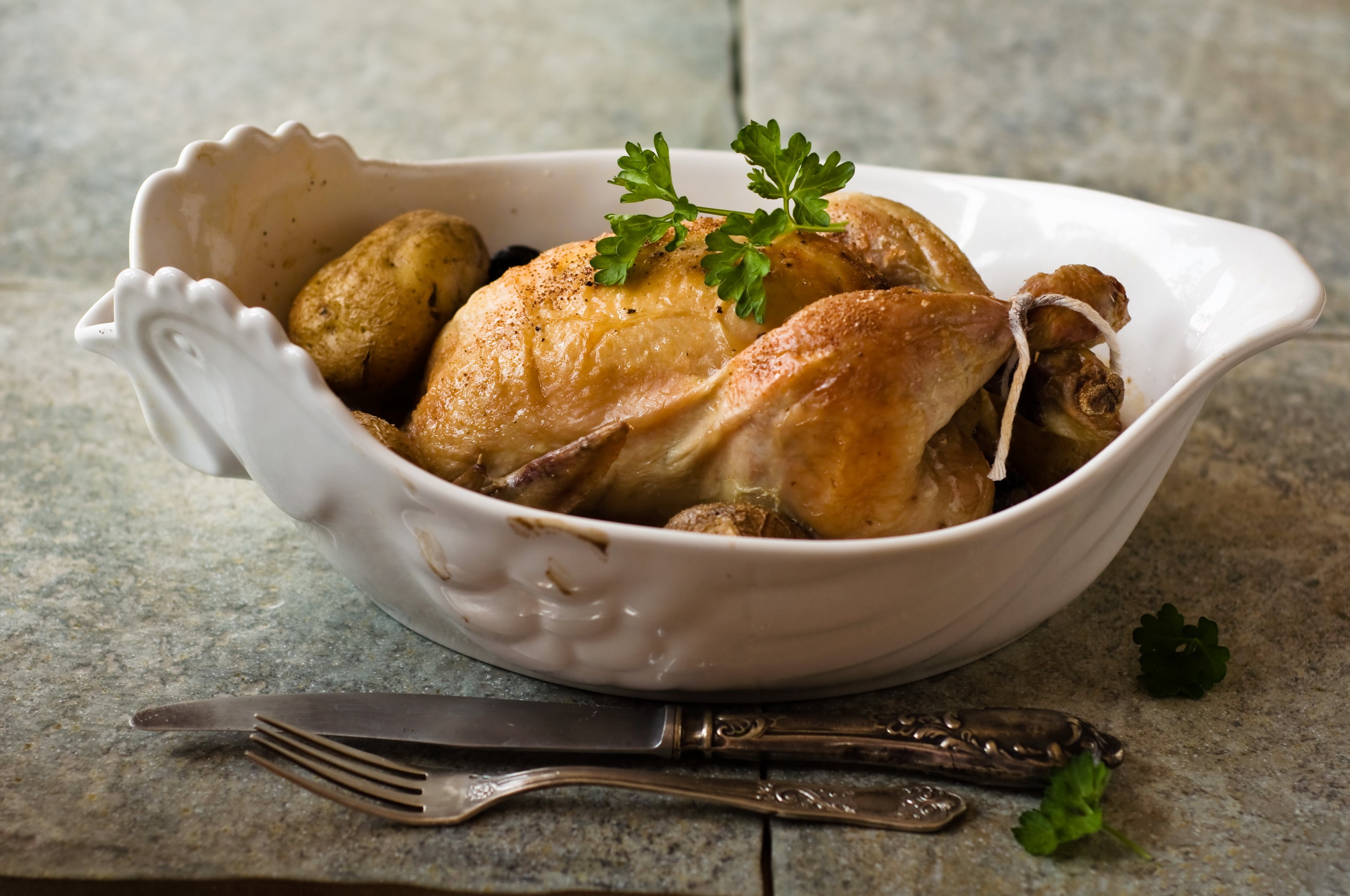 Roast Chicken with Potatoes in a Serving Dish HD Wallpaper