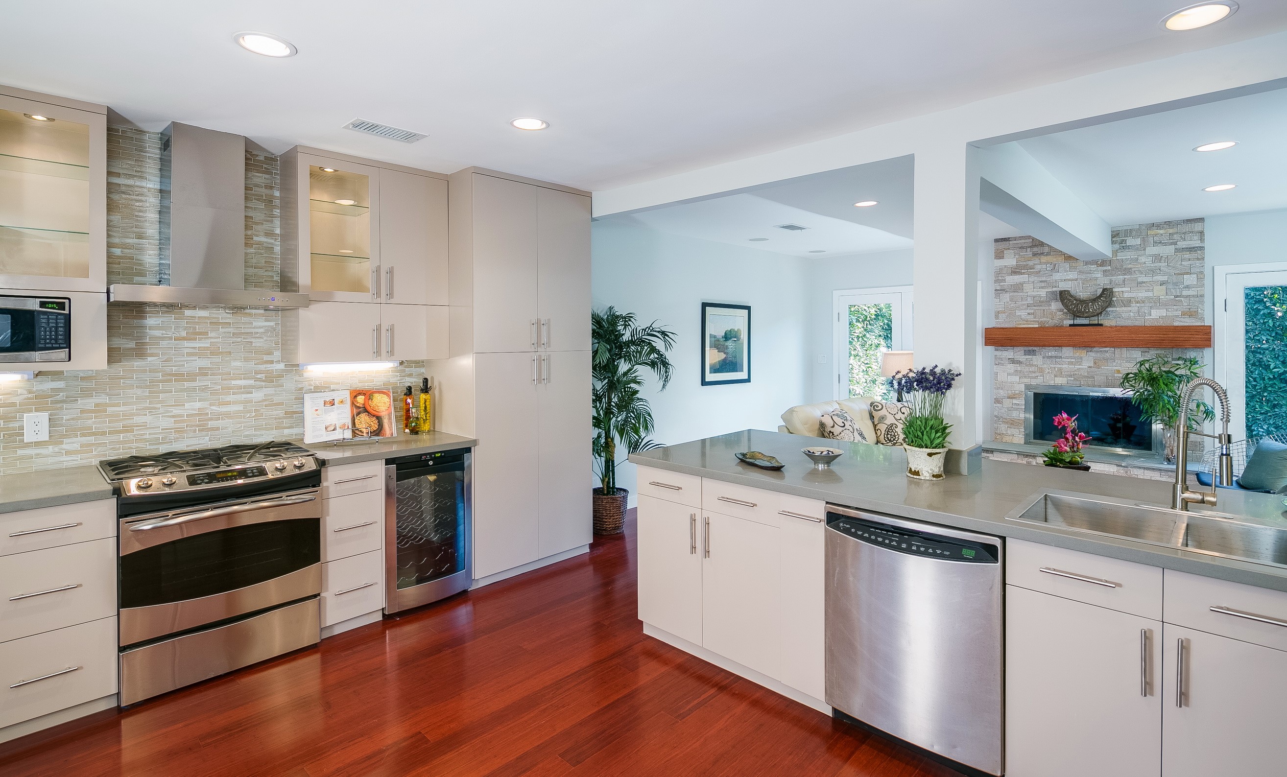 Modern kitchen with stainless steel appliances and hardwood floors HD Wallpaper