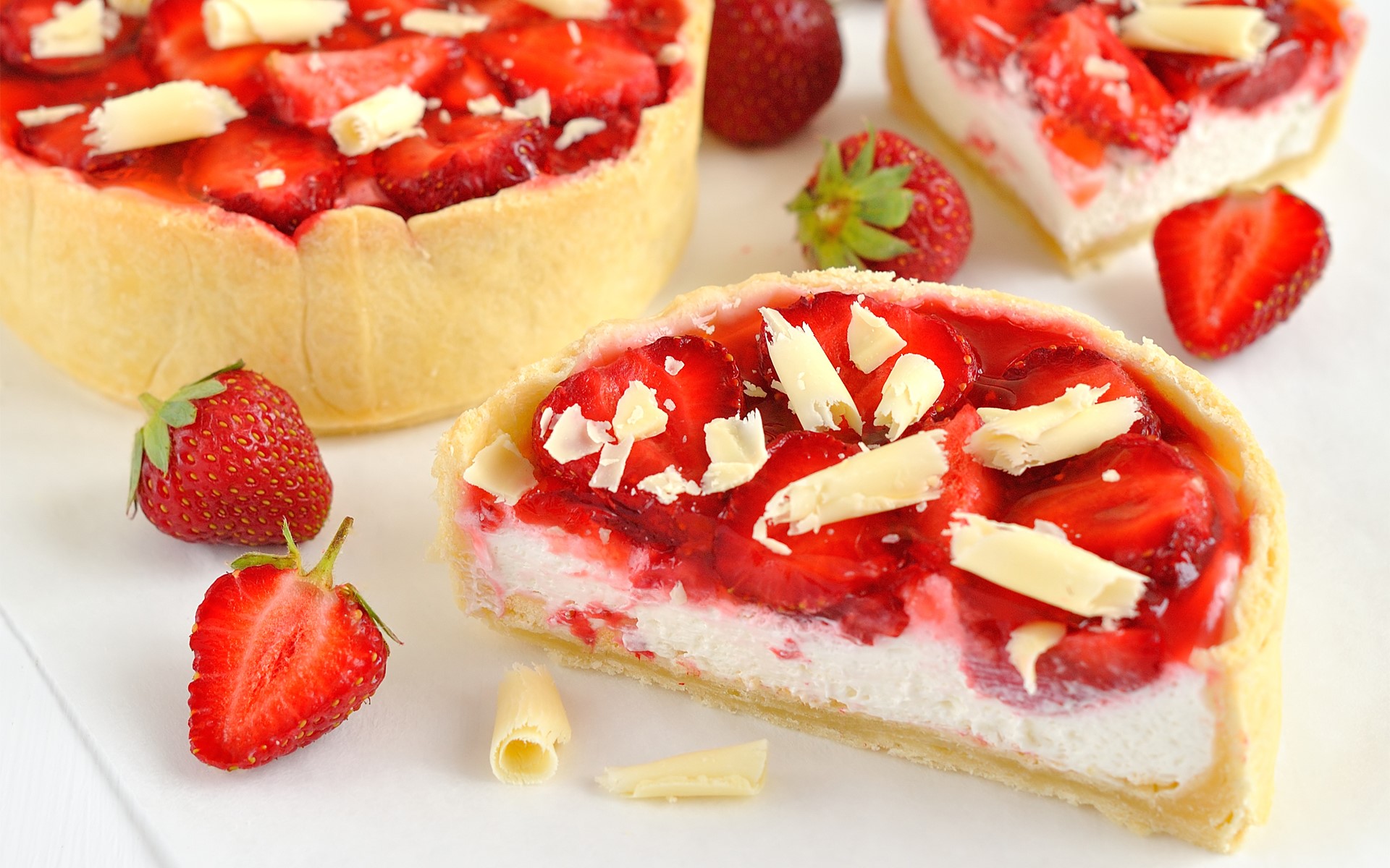 Strawberry Tartlets with White Chocolate HD Wallpaper
