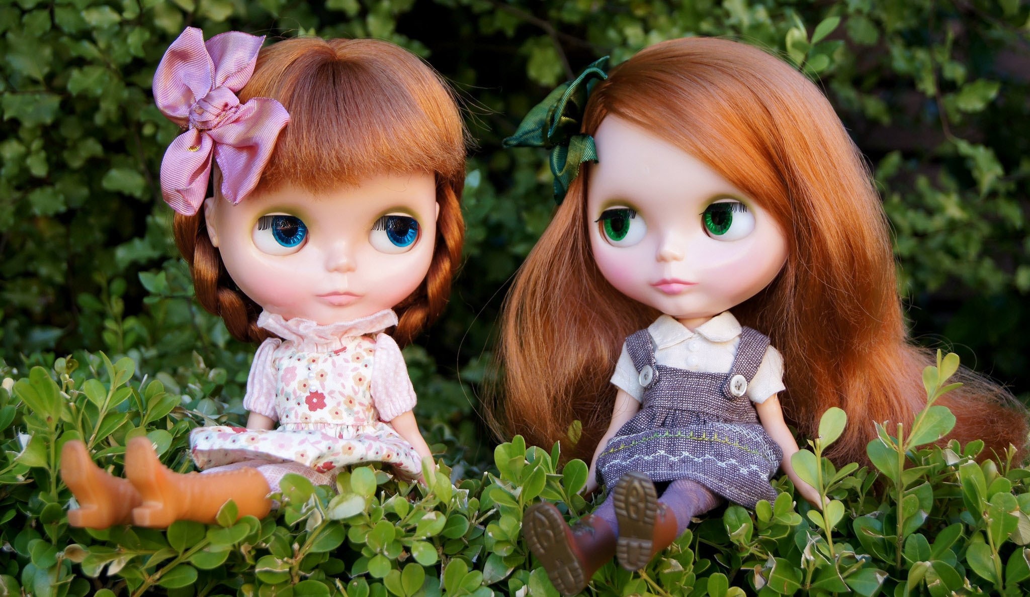 Two Blythe dolls sitting in green bushes HD Wallpaper