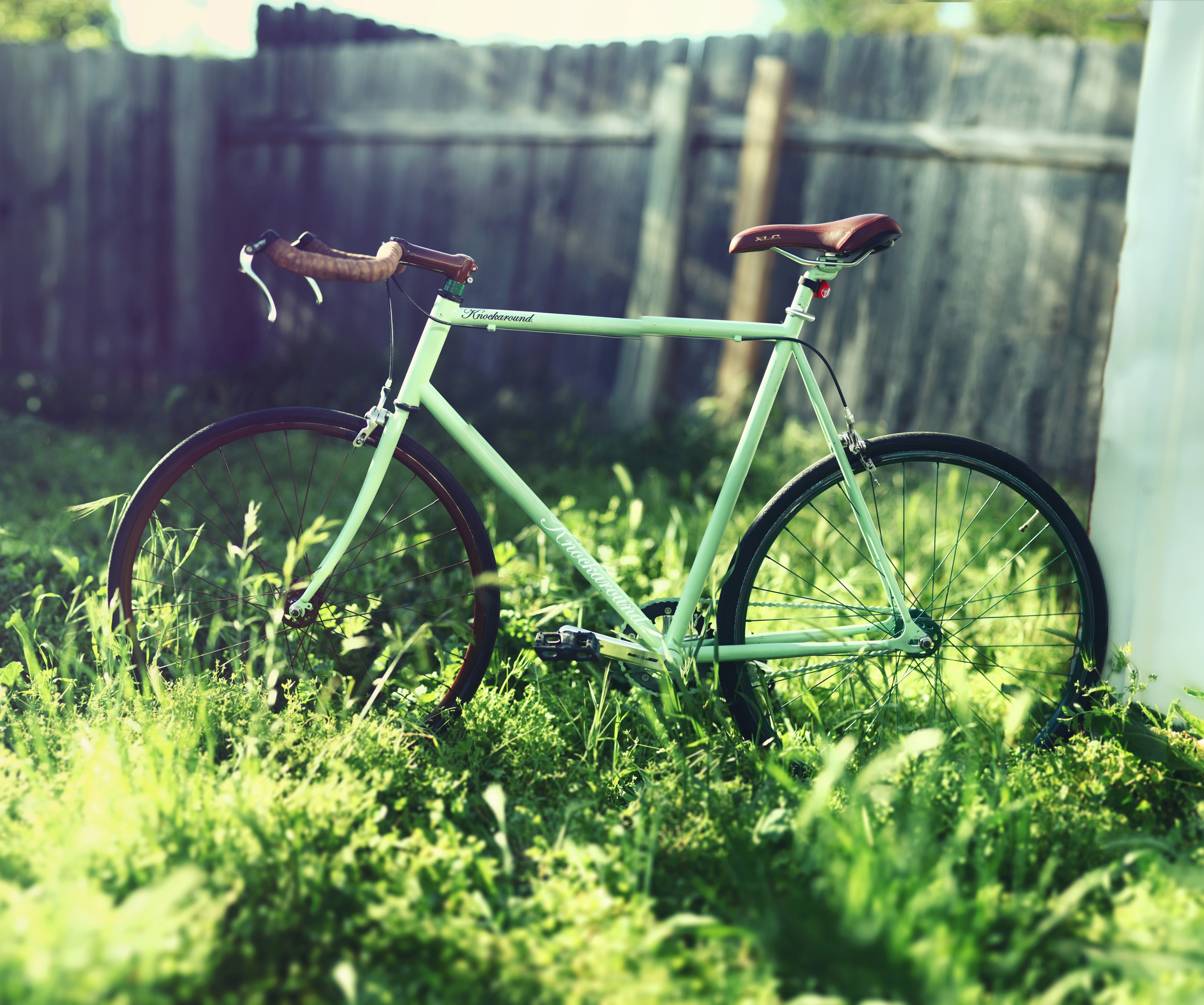 Mint green bicycle in grass HD Wallpaper