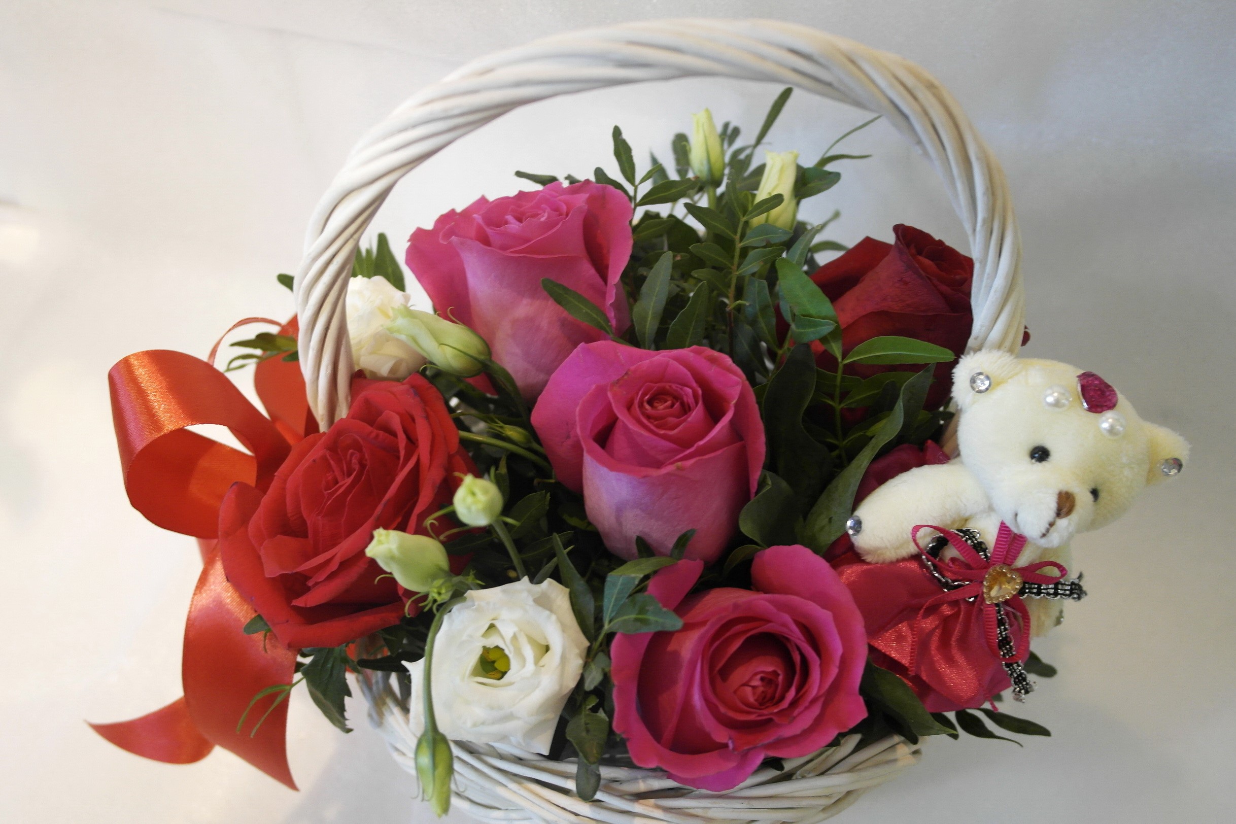Flower basket with roses and teddy bear HD Wallpaper