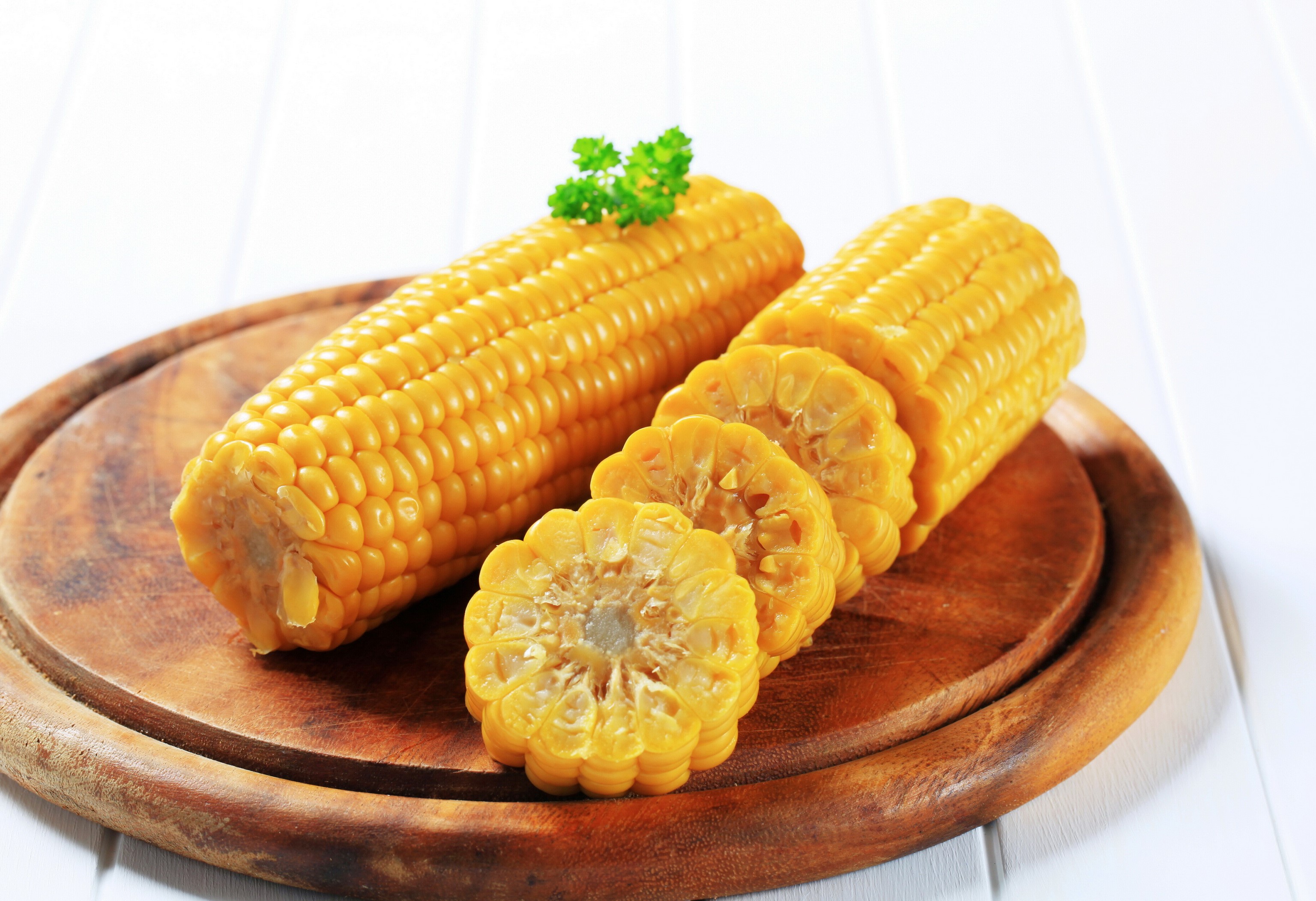 Corn on the cob on a wooden board HD Wallpaper