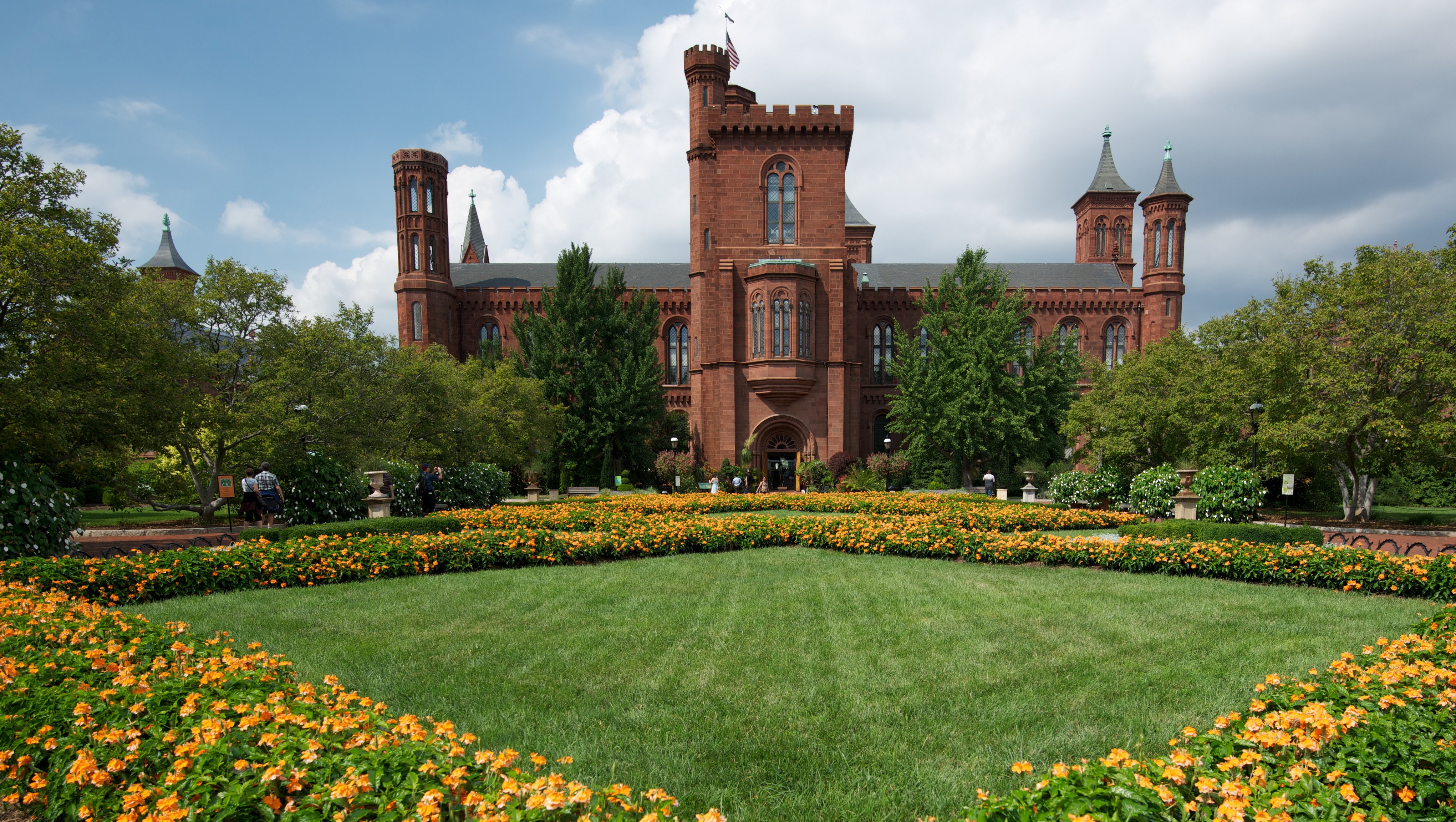 Smithsonian Castle in Washington, USA HD Wallpaper