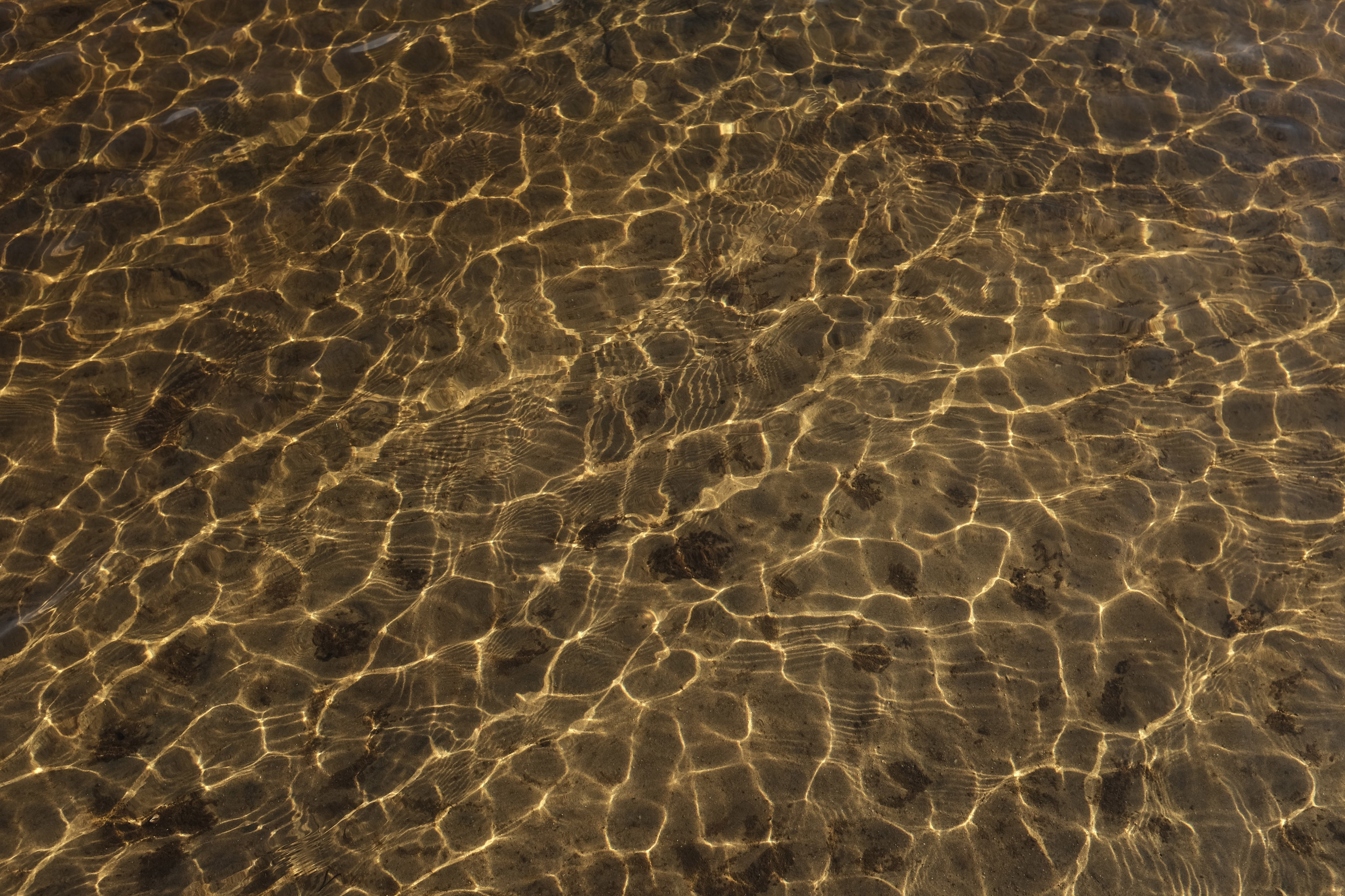 Sunlight patterns on shallow water HD Wallpaper
