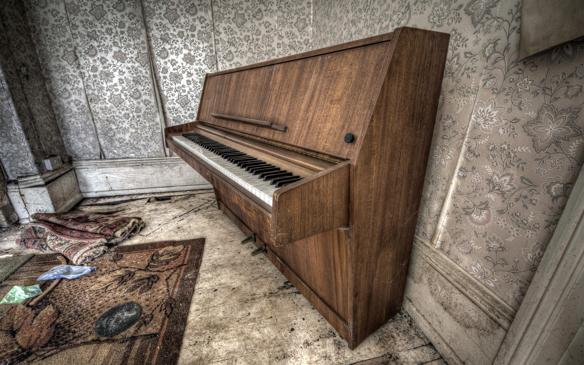 Old wooden upright piano in abandoned room HD Wallpaper