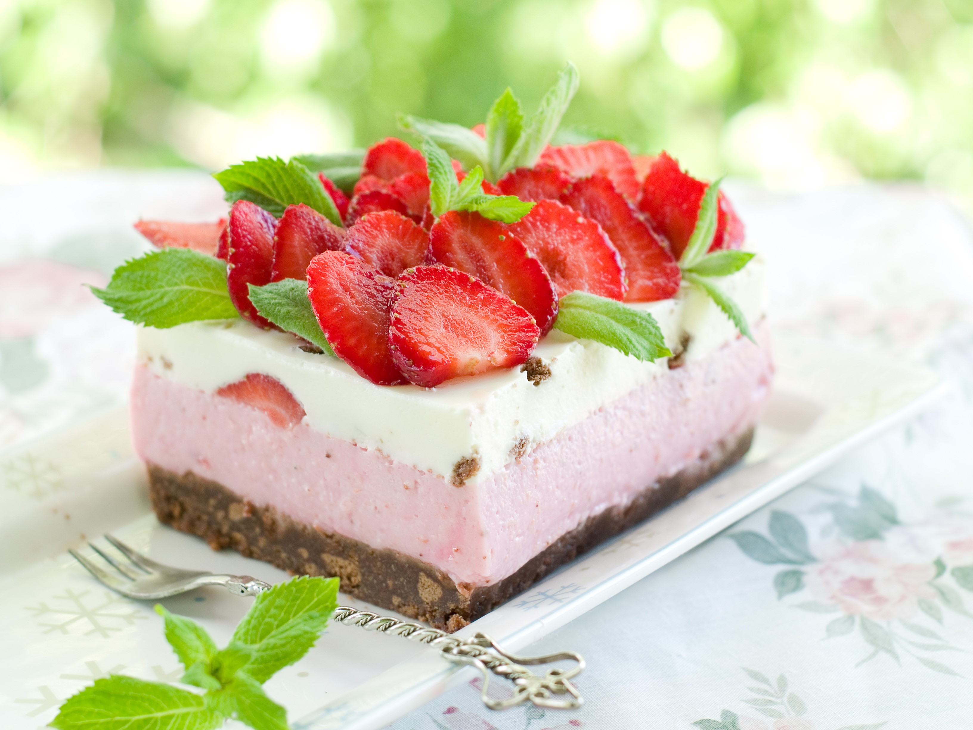 Strawberry cake with fresh strawberries and mint HD Wallpaper