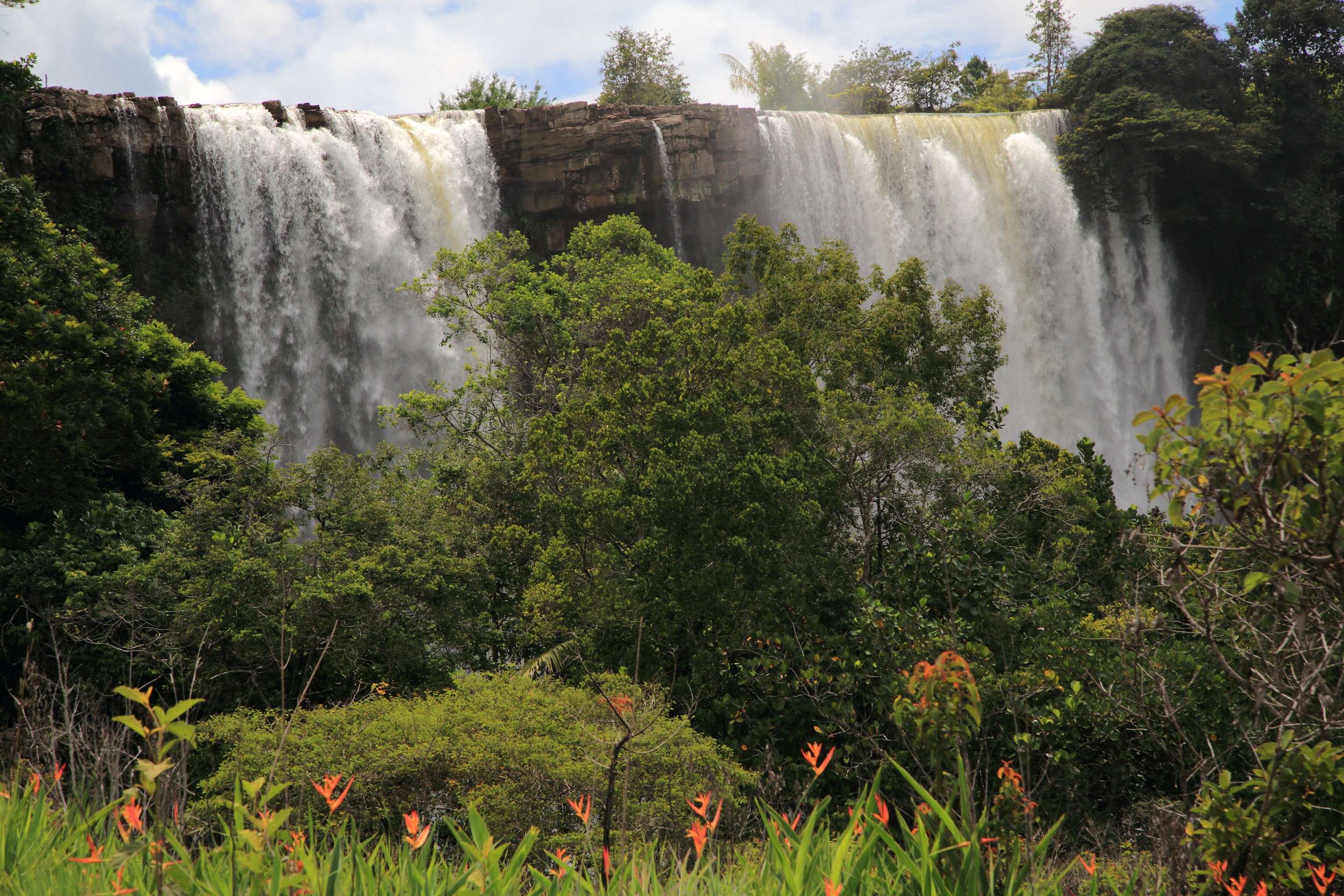 Waterfall in Gran Sabana, Venezuela HD Wallpaper