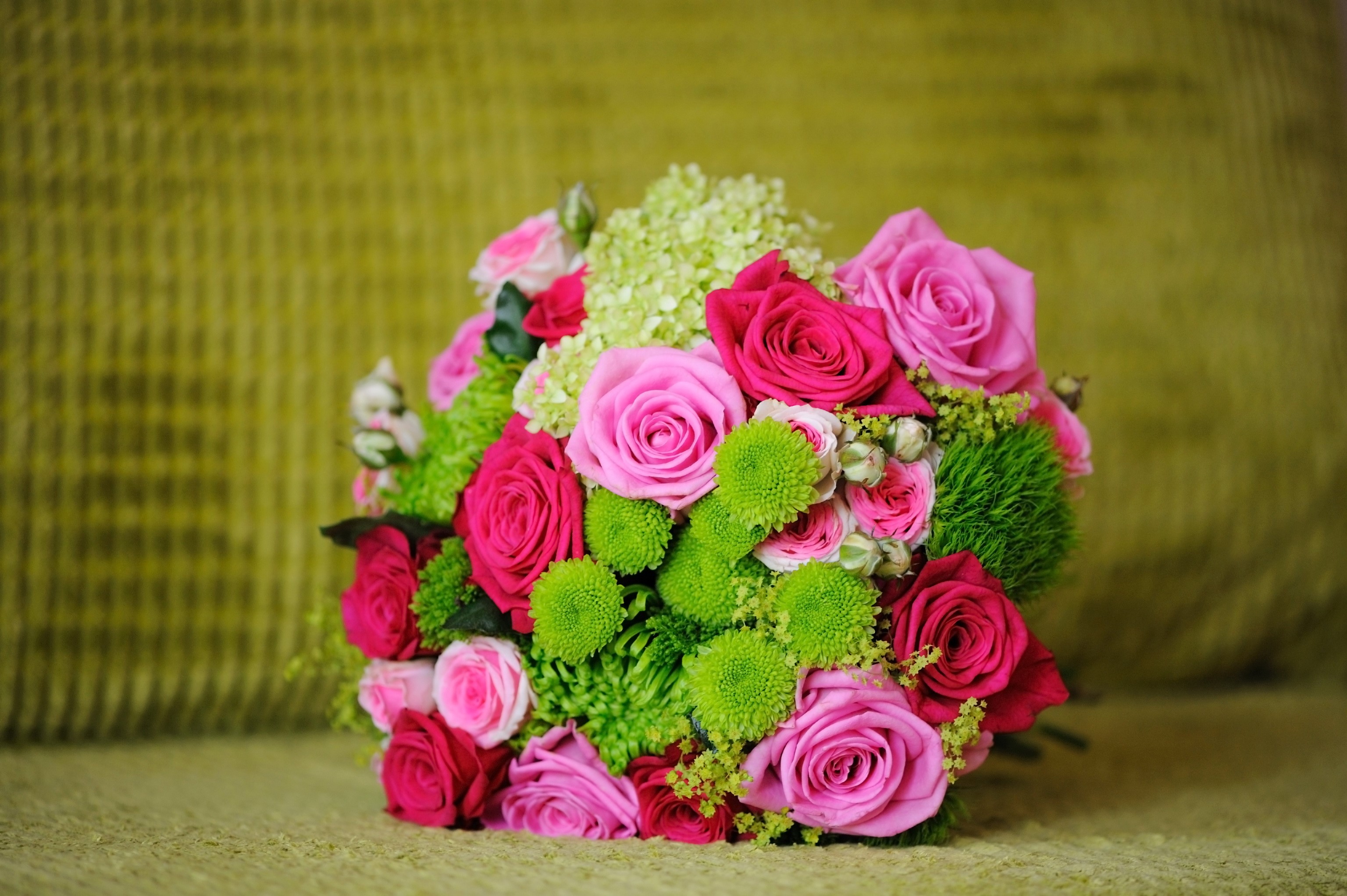 Pink and red roses bouquet with green flowers HD Wallpaper