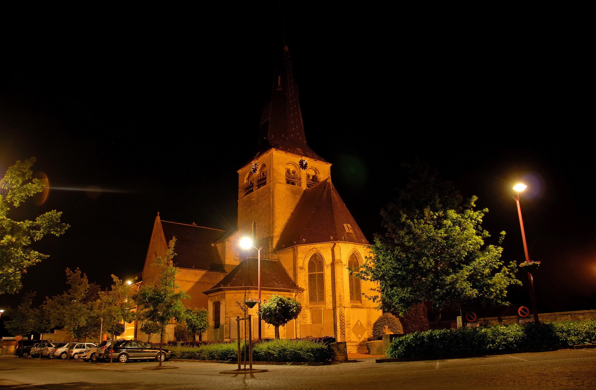 Church at night with street lights in Steenokkerzeel, Belgium HD Wallpaper