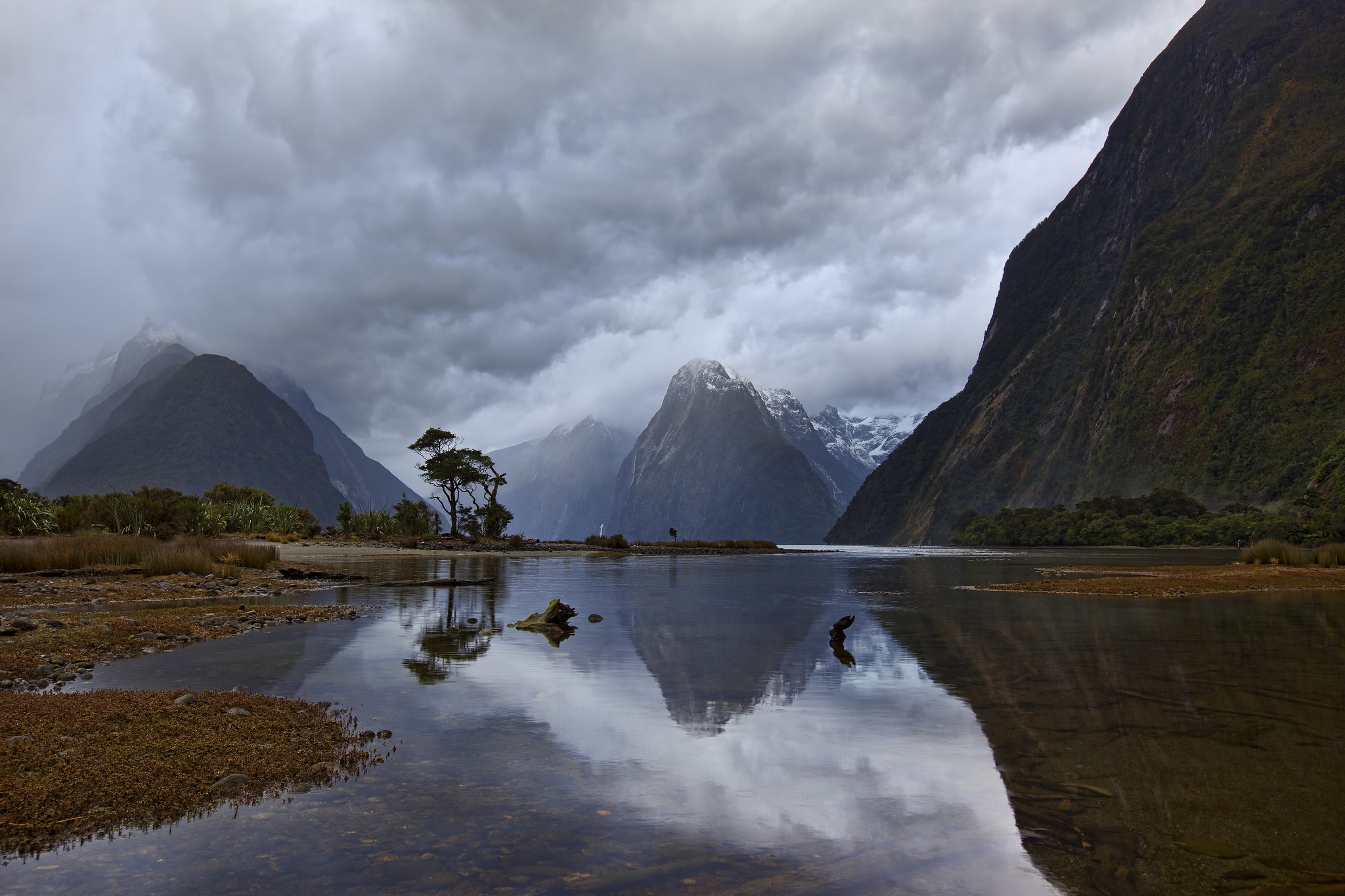 Milford Sound, New Zealand, with mountains and clouds HD Wallpaper