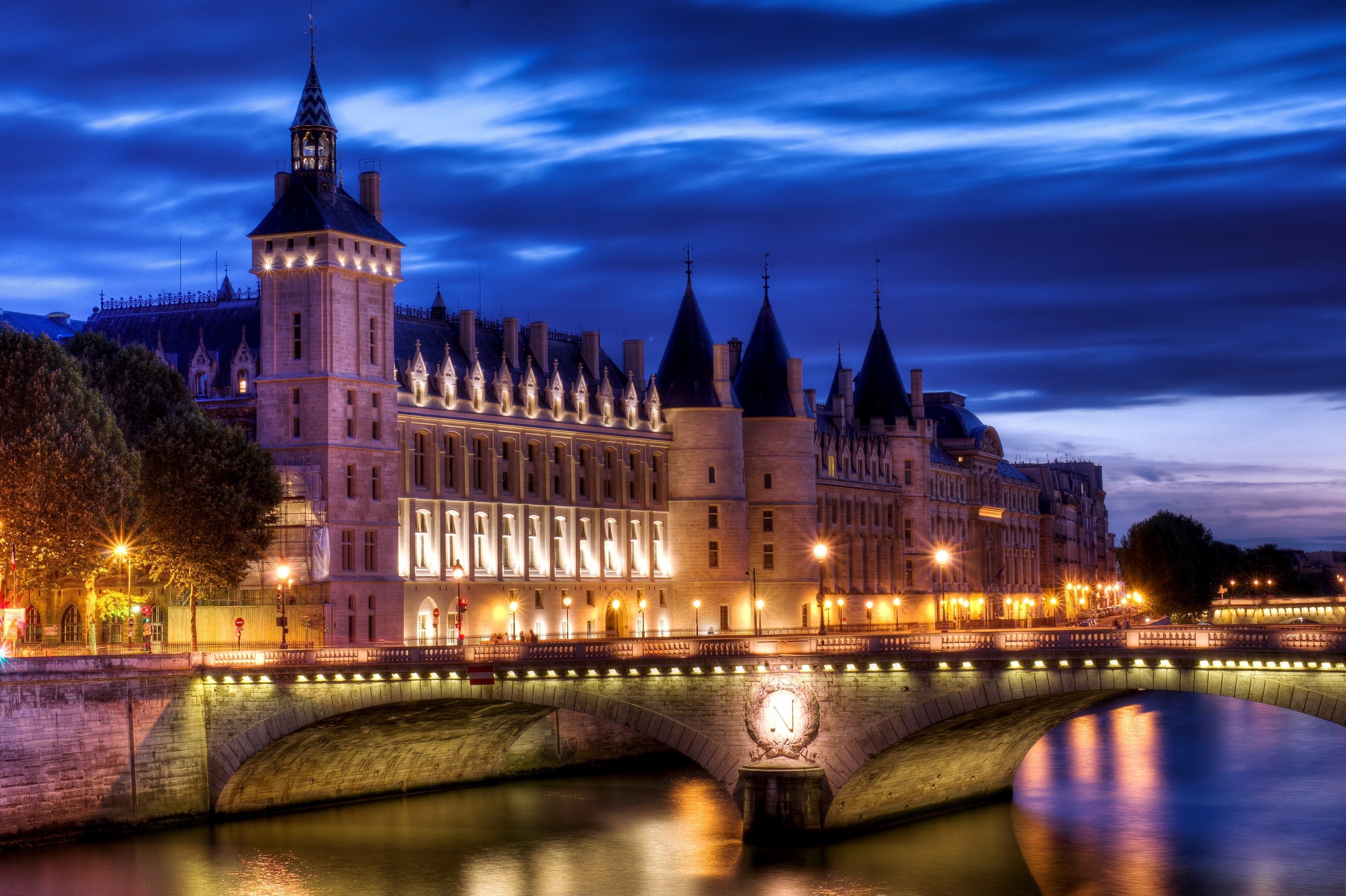 La Conciergerie and bridge over Seine River in Paris HD Wallpaper