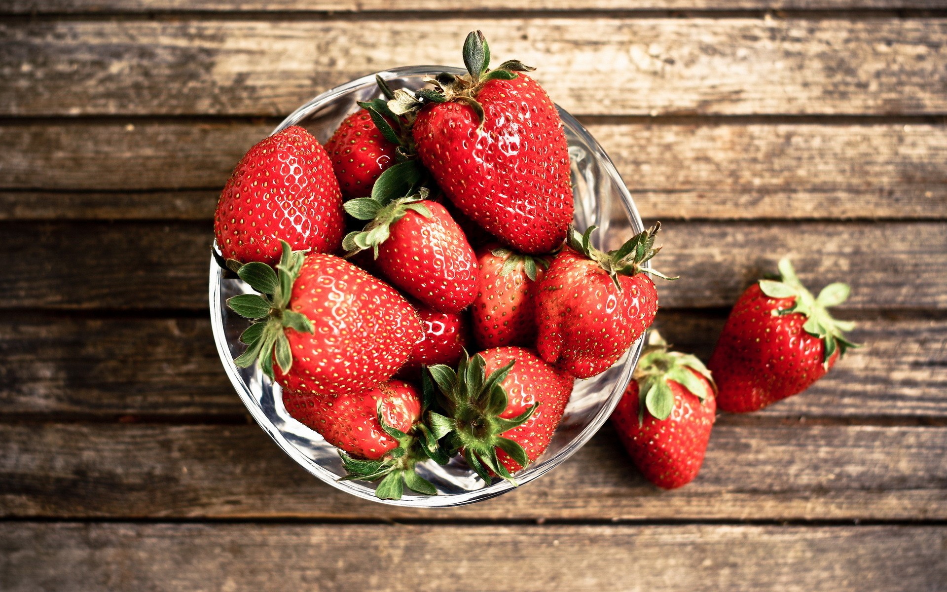 Strawberries in a bowl on wooden planks HD Wallpaper